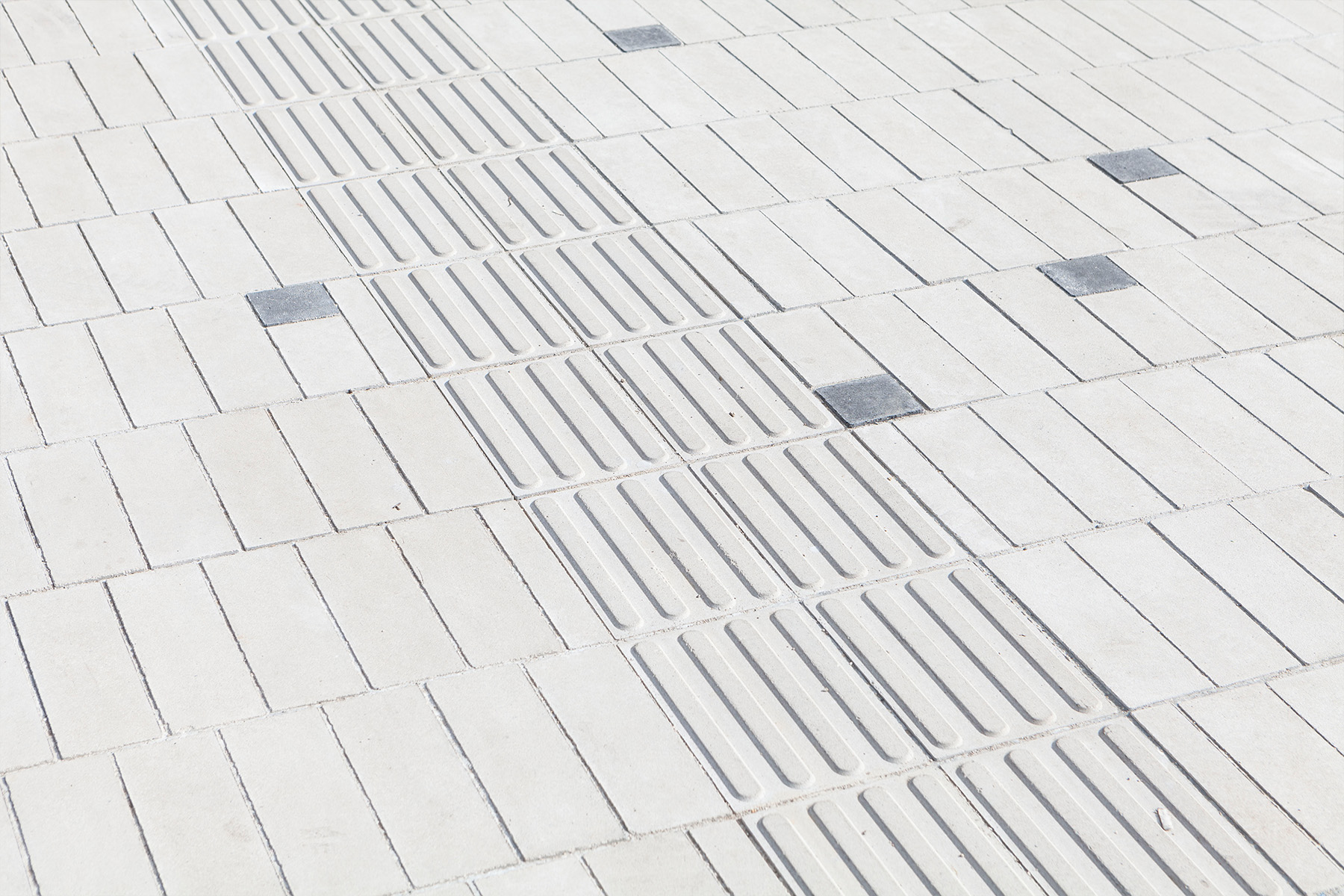 2-glories-barcelona-tactile-llosa-vulcano-crossing-warning-pavimento-canopia