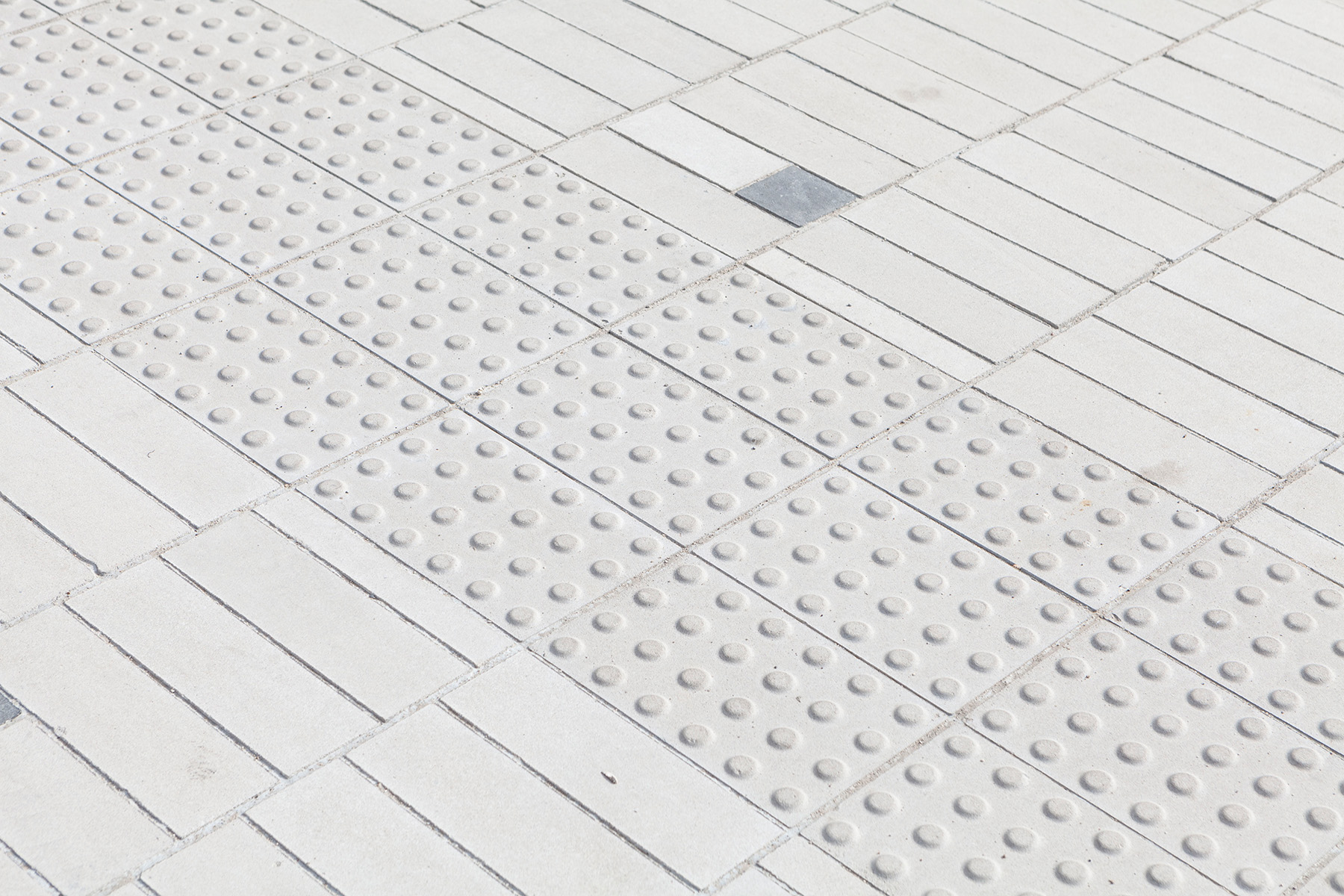 3-glories-barcelona-tactile-llosa-vulcano-crossing-warning-pavimento-canopia