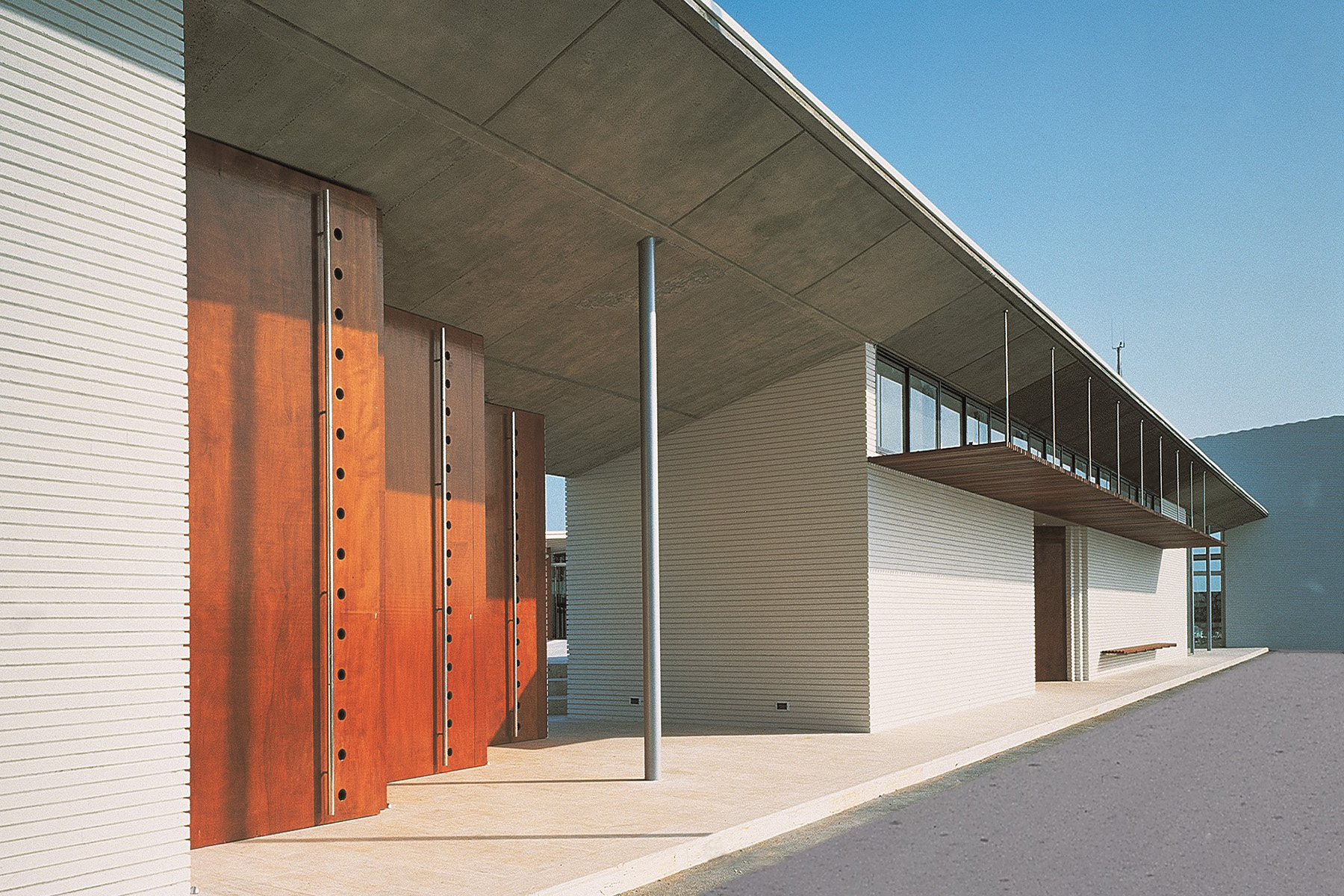 4-Pieza-ferrater-port-blanco-marmol-club-nautico-l-estartit-fachada-breinco