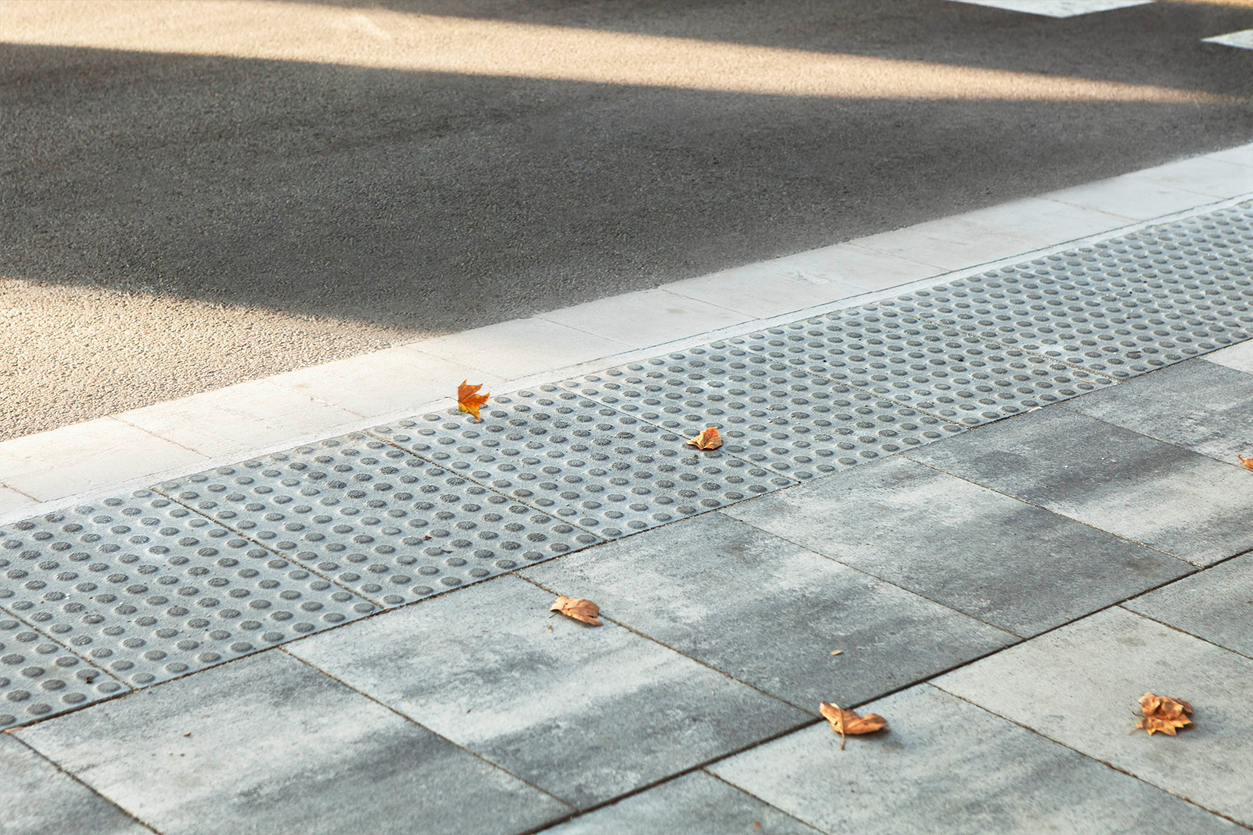 4-avenida-icaria-warning-corssing-llosa-pavimento-tactile-breinco