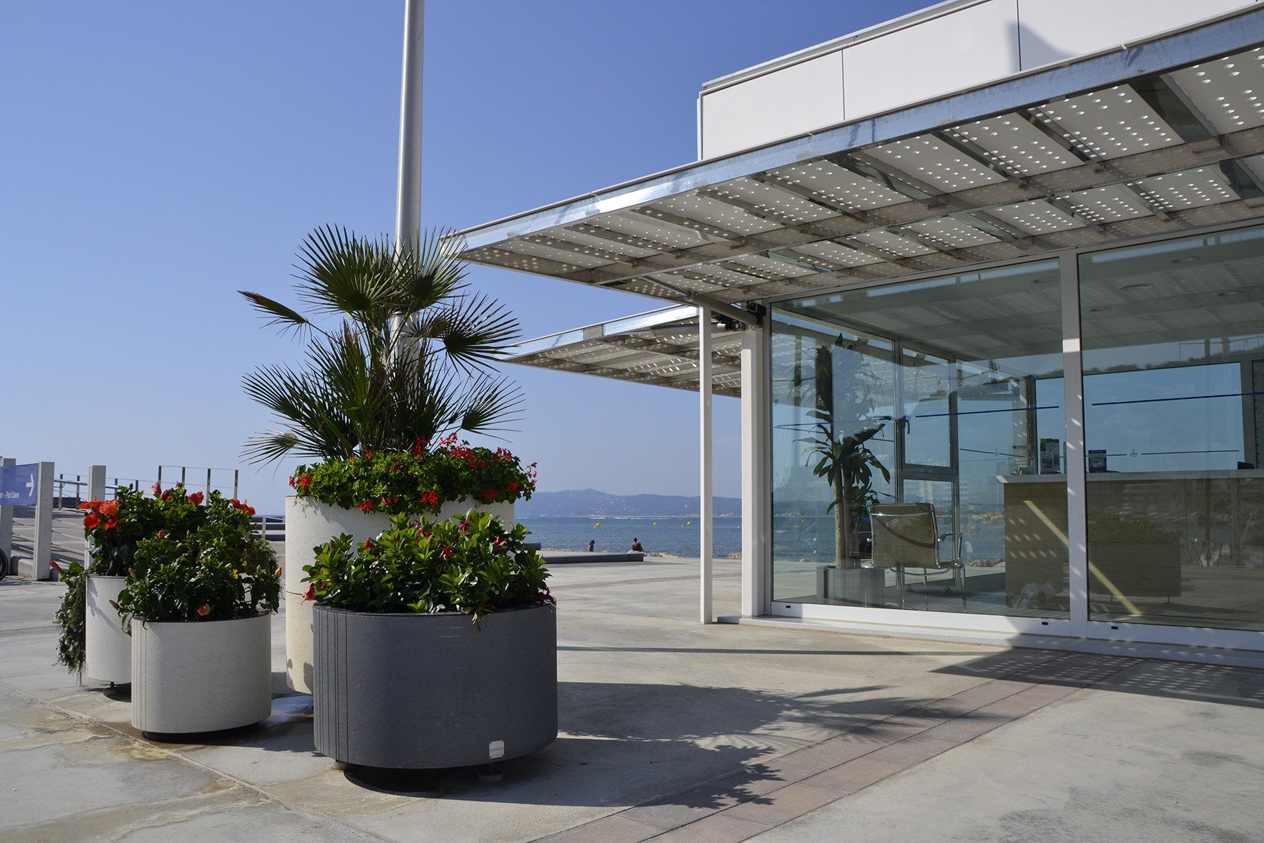 5-circle-planter-port-black-white-nautic-estartit-girona-breinco