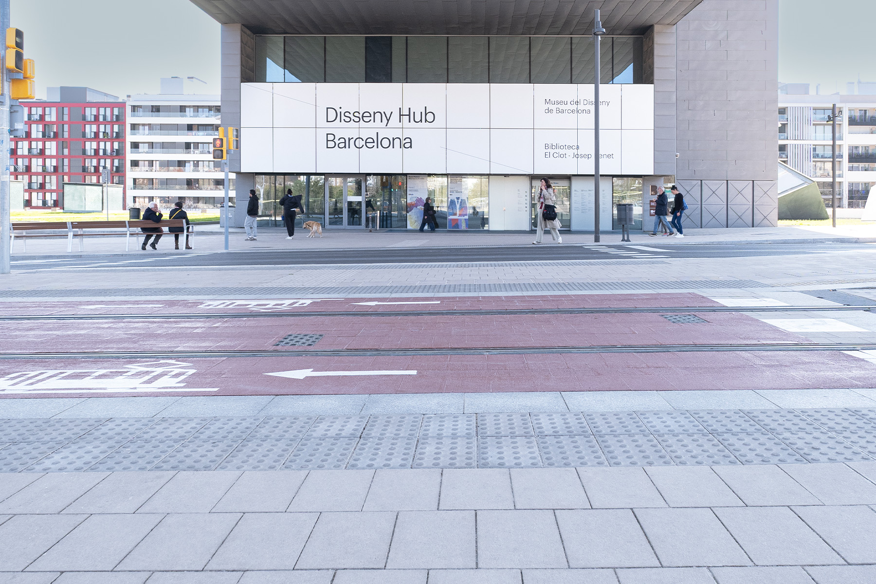 6-glories-barcelona-tactile-llosa-vulcano-crossing-warning-pavimento-canopia