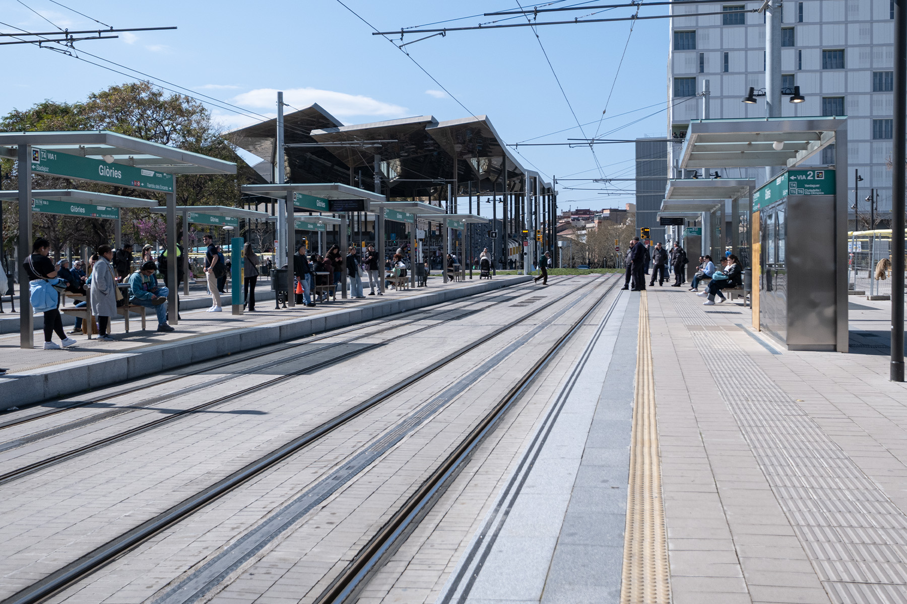 7-glories-barcelona-tactile-llosa-vulcano-crossing-warning-pavimento-canopia