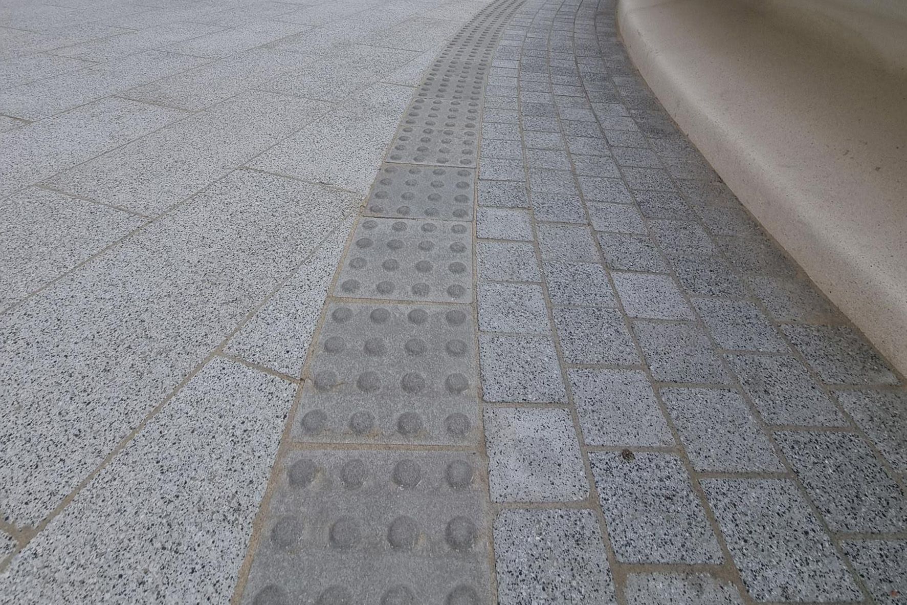 andorra-plaça-del-poble-programa-natural-granit-llosa-vulcano-tactile-breinco-5