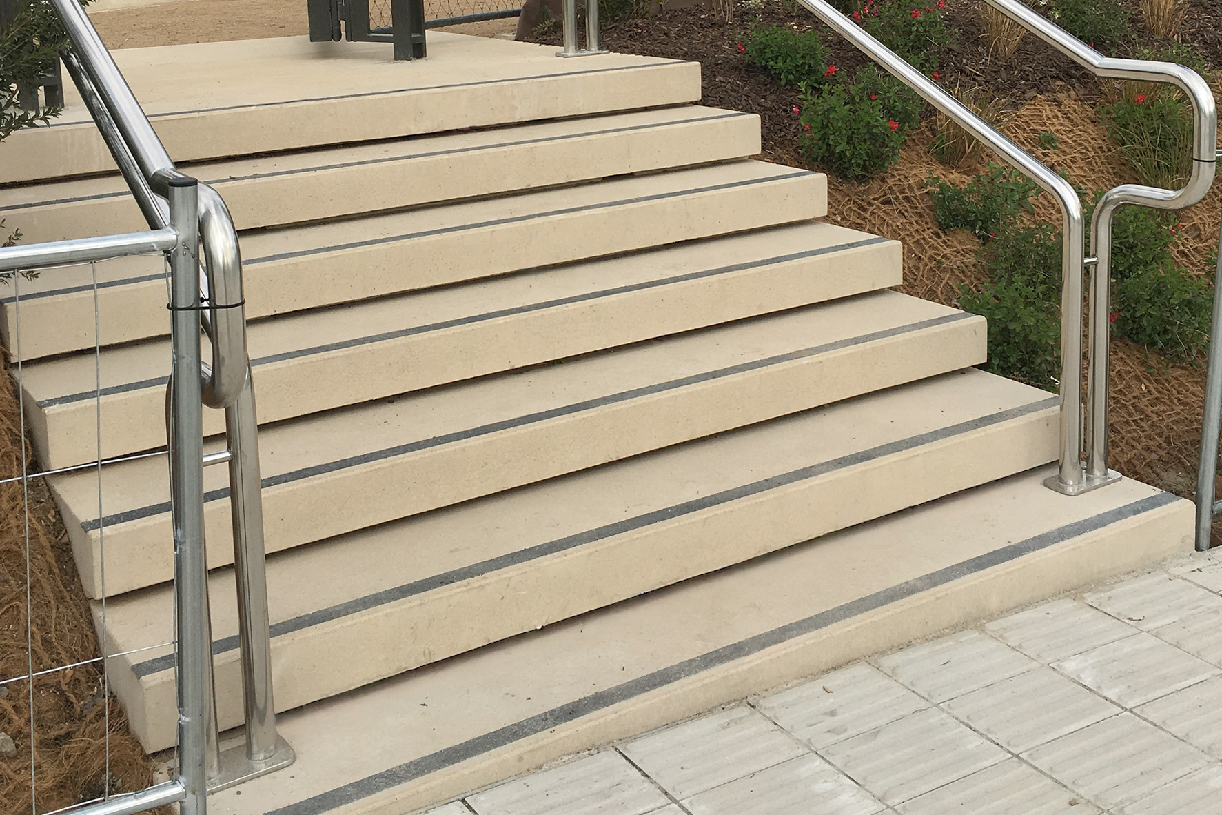 glories-barcelona-peldaños-bandas-de-señalizacion