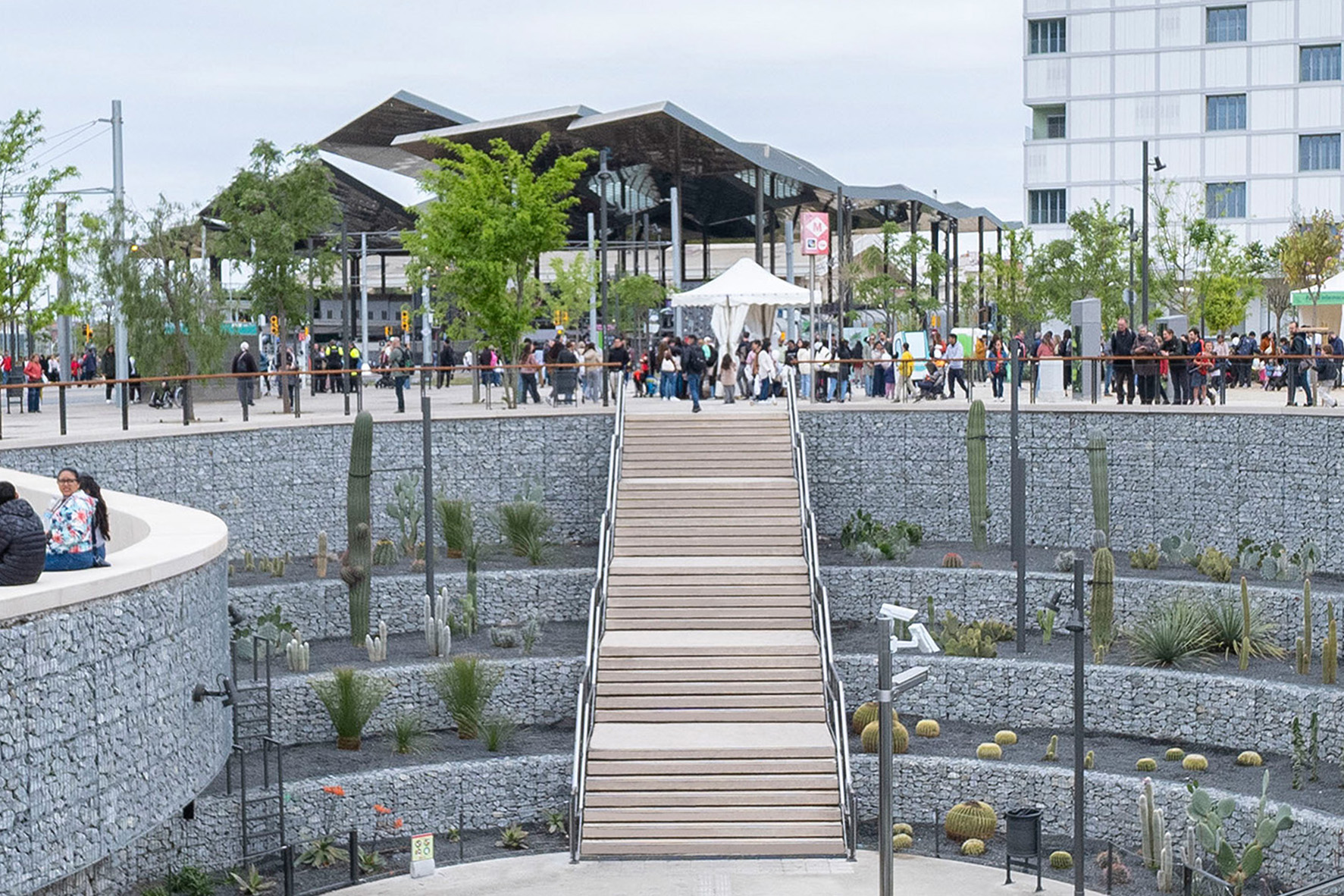 glories-barcelona-peldaños-bandas-de-señalizacion-breinco