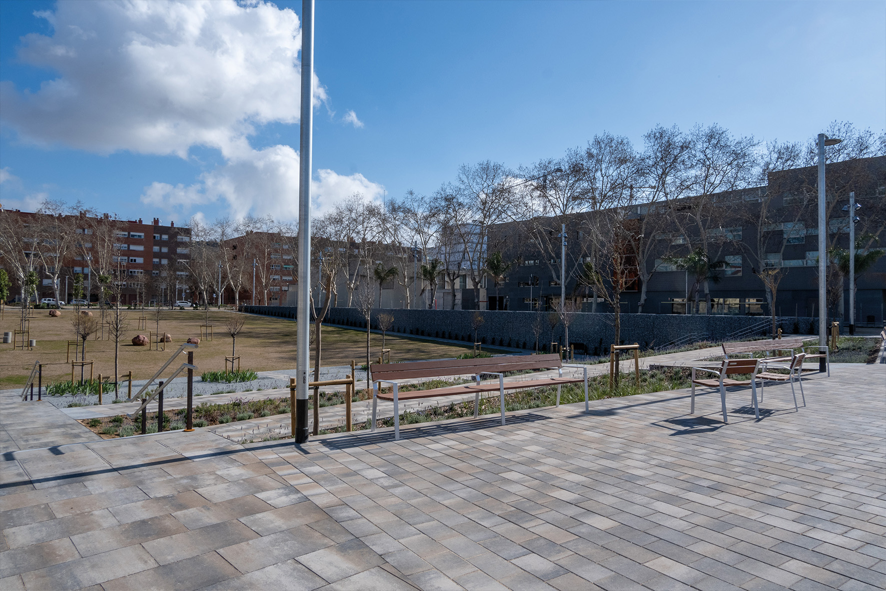 urbanització-parc-tretze-roses-barri-marina-prat-vermell-barcelona-llosa-vulcano-60x40-vs5-30x20-arena