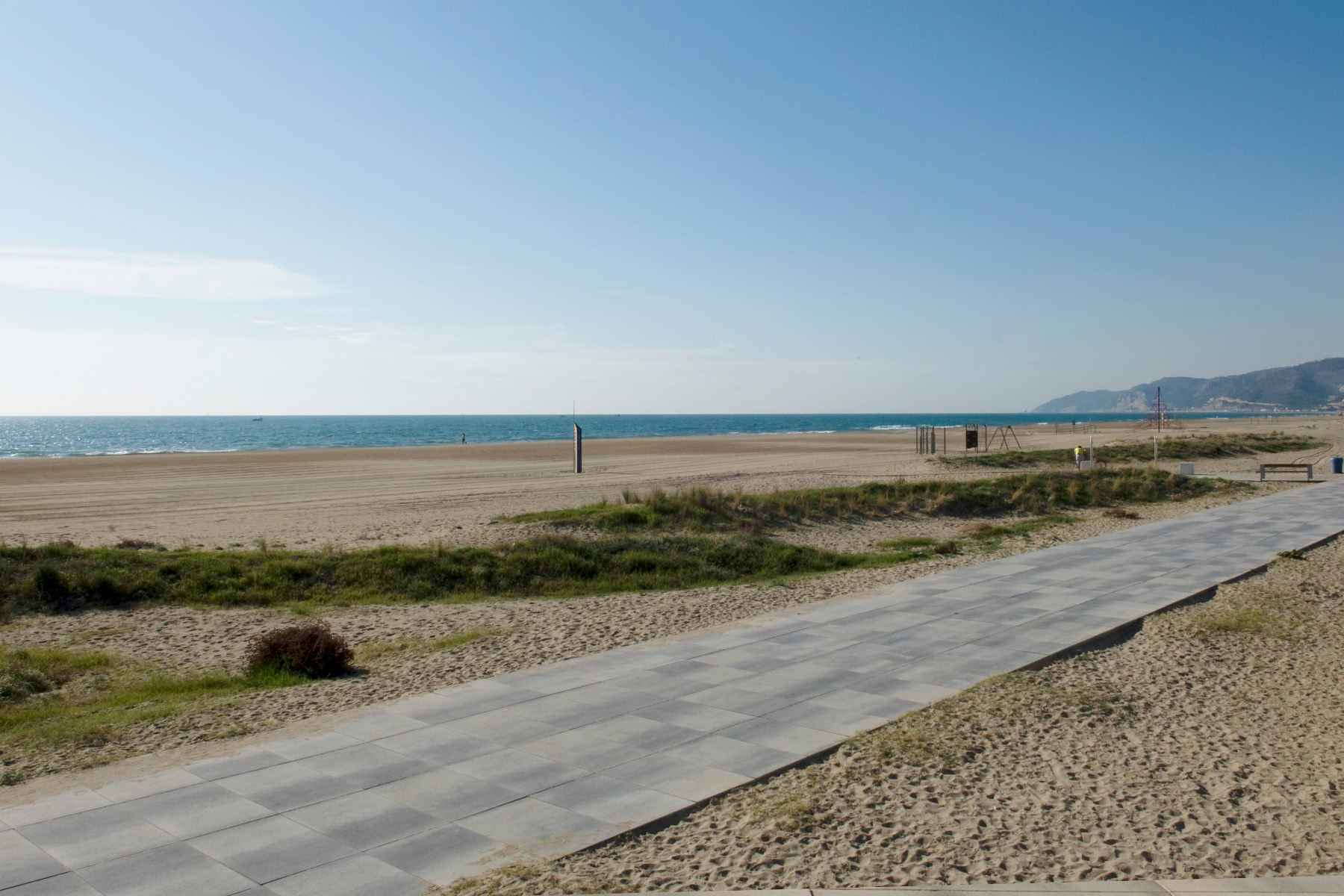 Gran-llosa-vulcano-path-ceniza-paseo-maritimo-castelldefels-cataluña