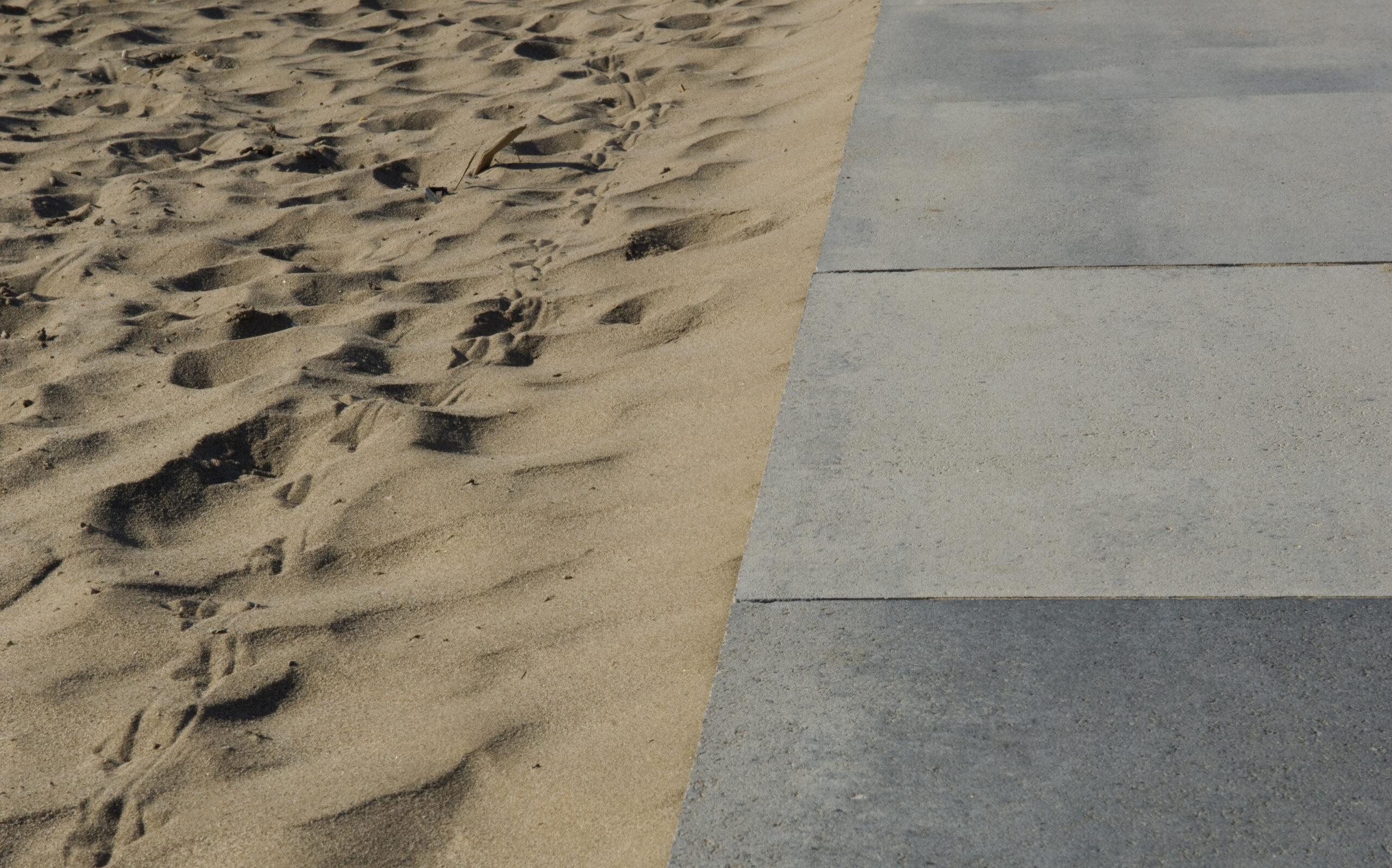 Gran-llosa-vulcano-port-ceniza-paseo-maritimo-castelldefels-detail