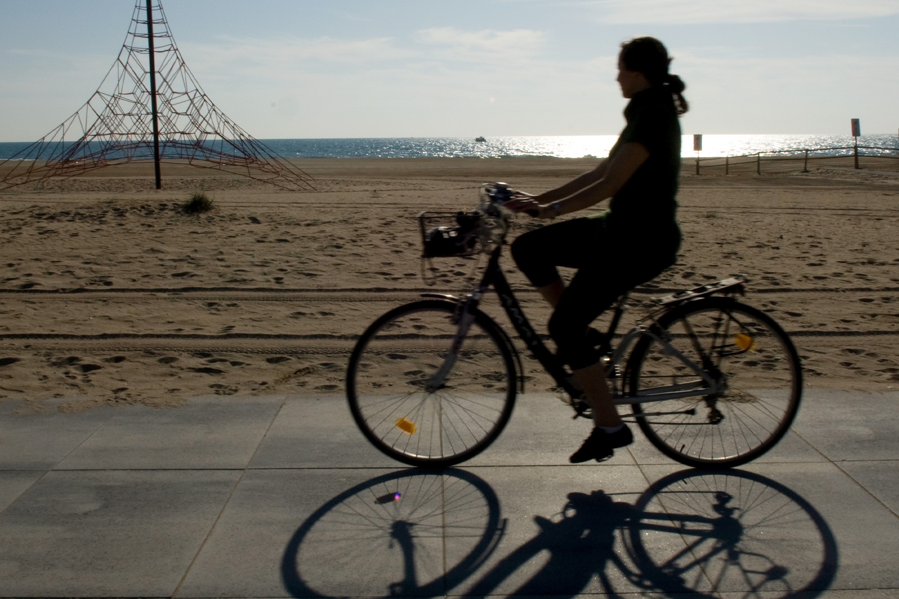 Gran-llosa-vulcano-port-ceniza-paseo-maritimo-castelldefels-detail-path