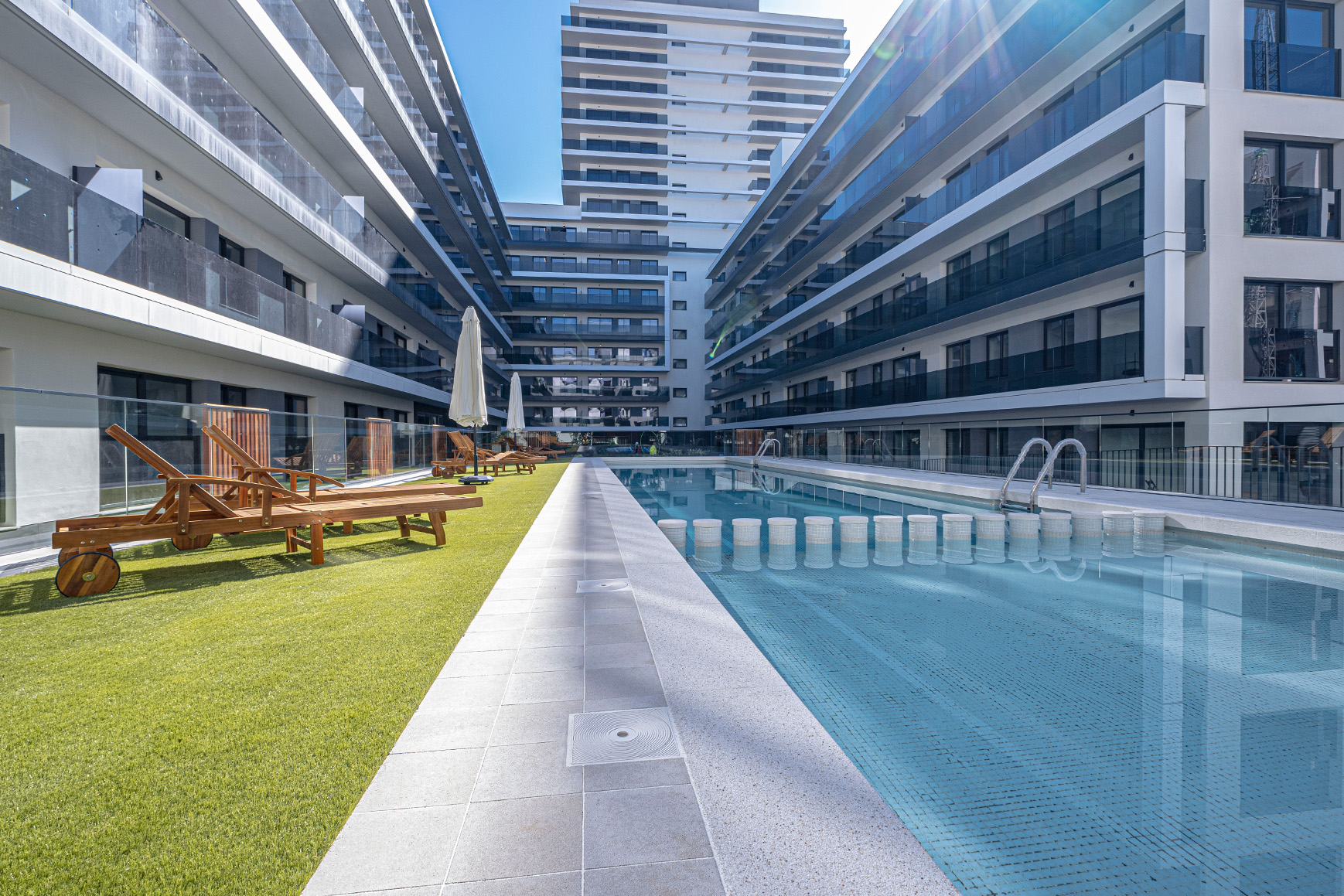 Llosa-vulcano-pool-wetcast-contract-white-becorp-badalona-bcn