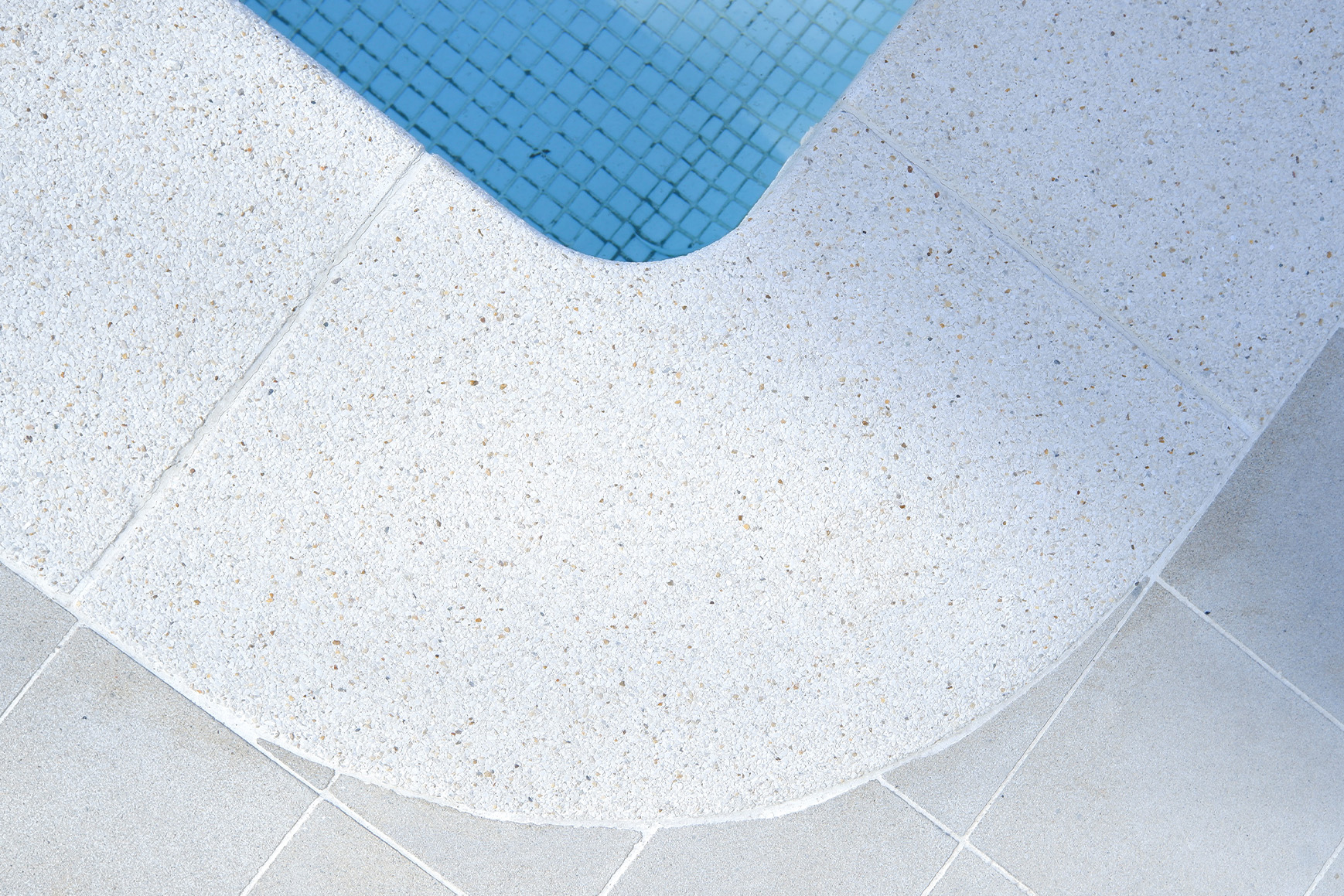 Llosa-vulcano-pool-wetcast-strip-white-contract-white-becorp-badalona