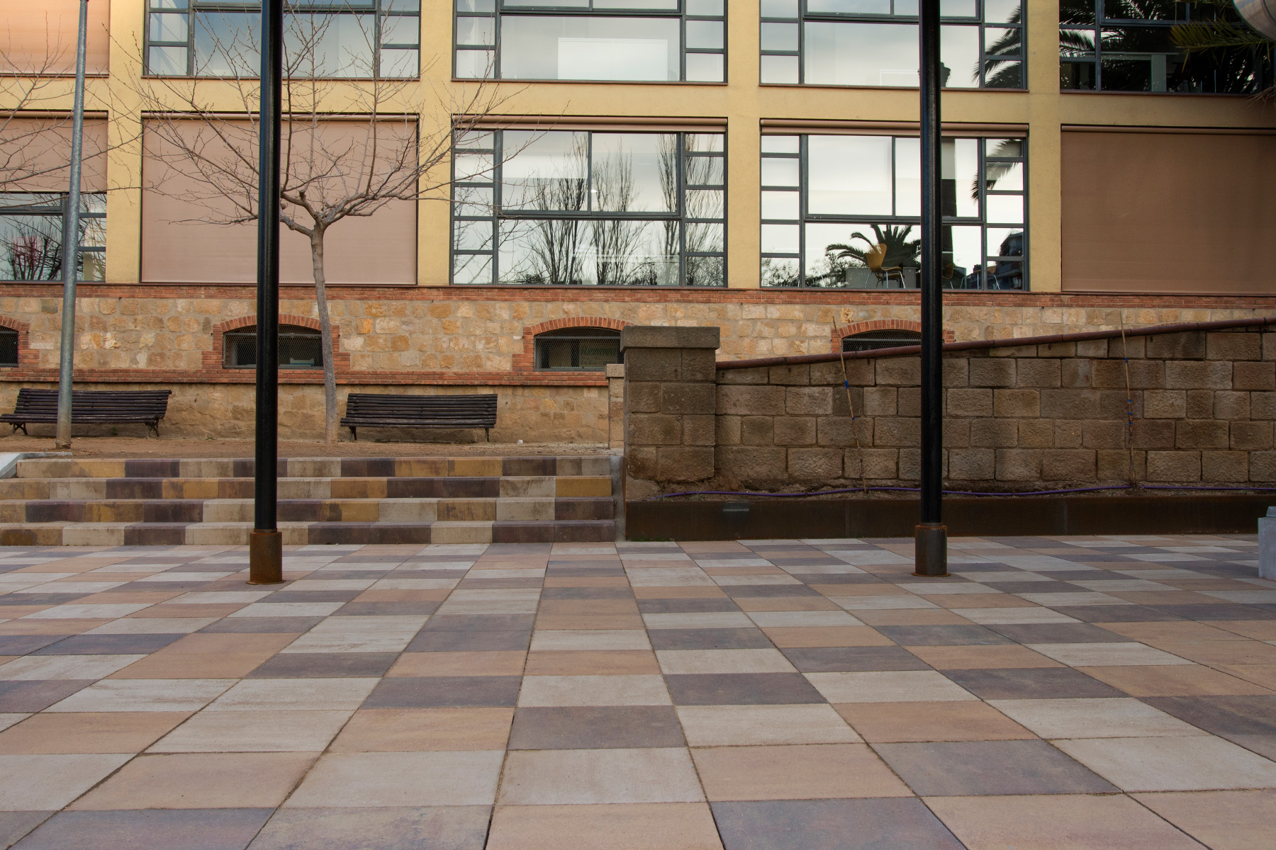 Peldaño-P51-llosa-vulcano-contract-mix-recinte-maternitat-bcn