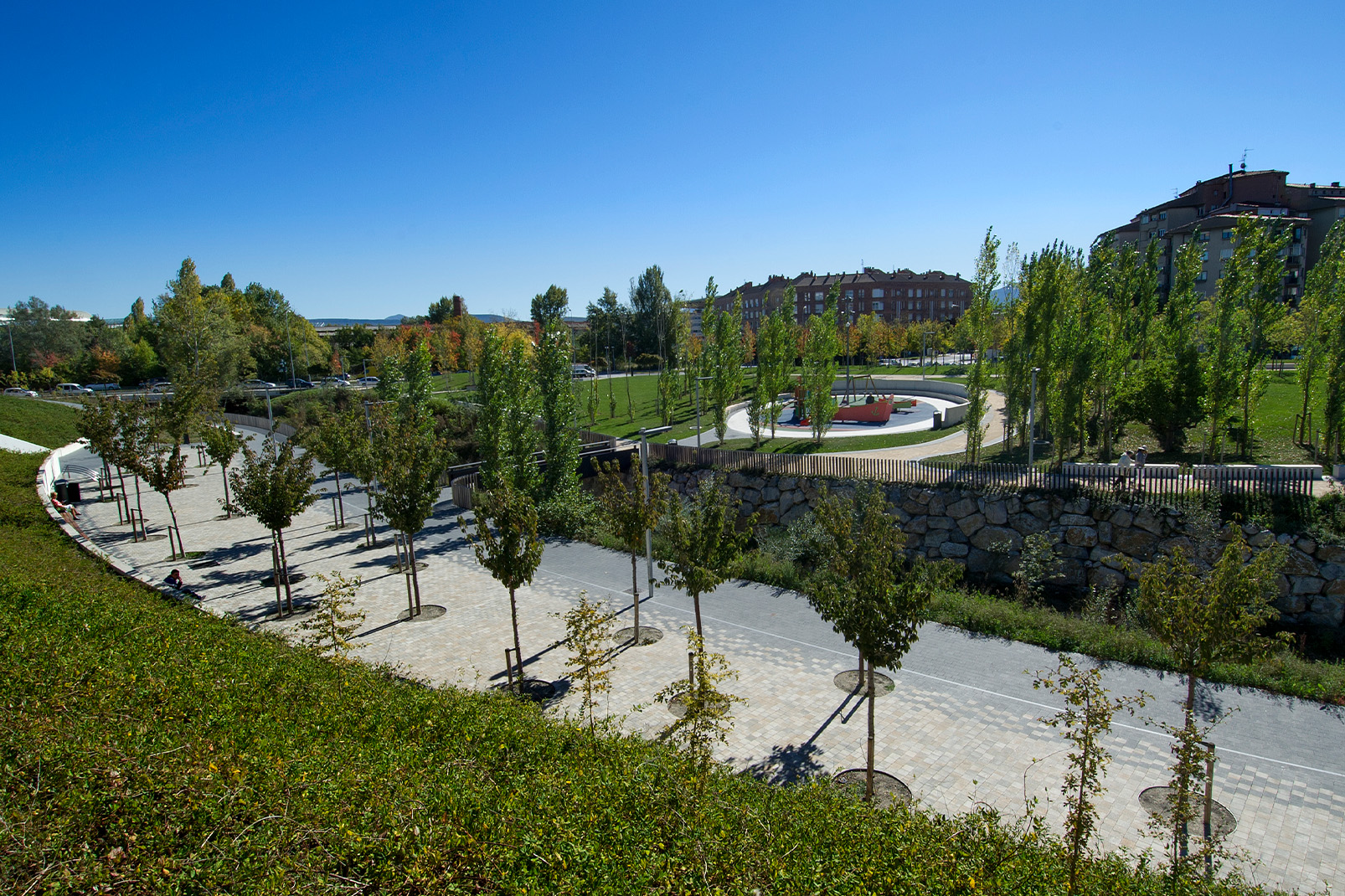 Terana-park-black-arrosadia-lago-pamplona-españa-pavements-pavimento