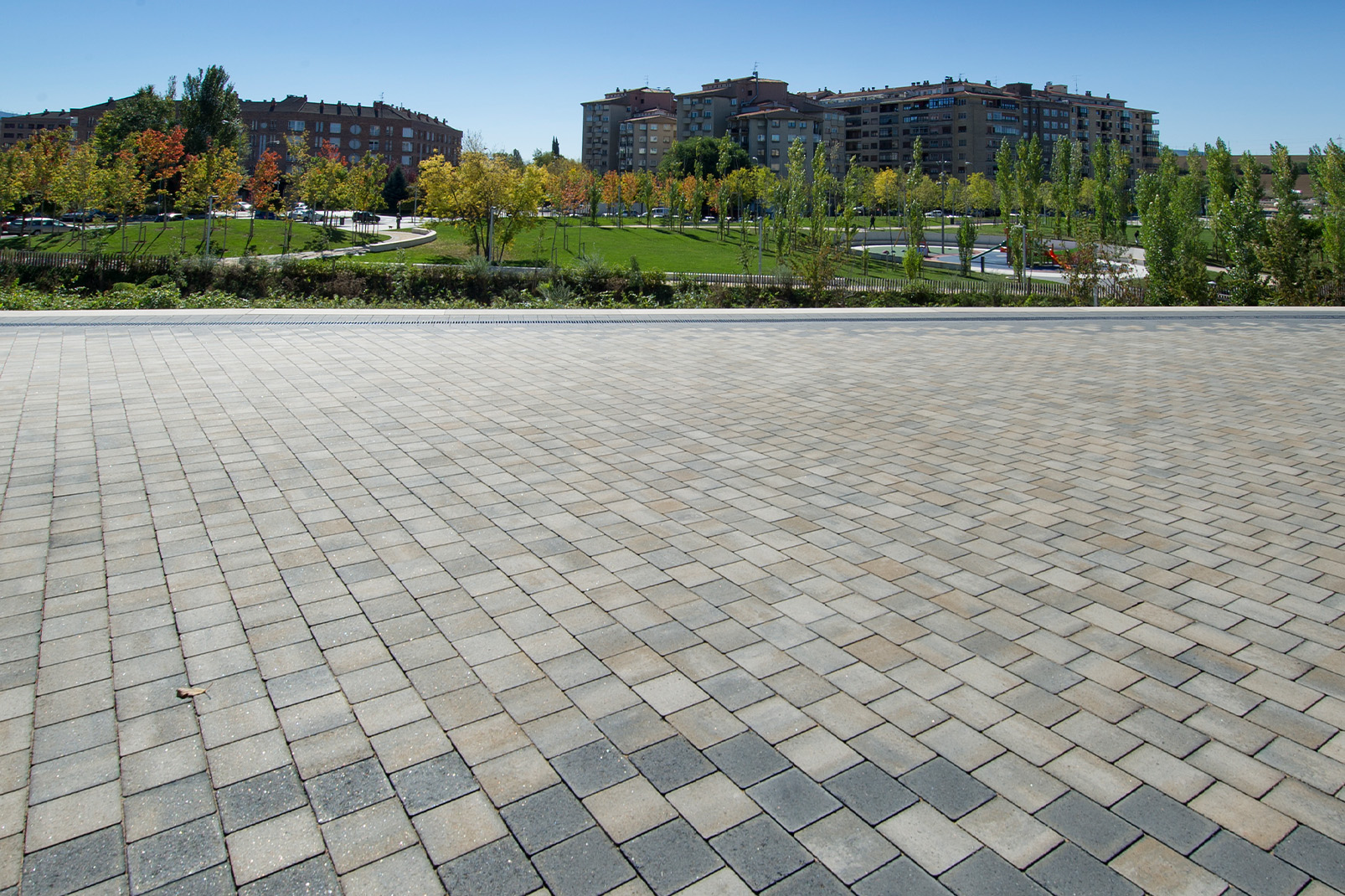 parque del lago Arrosadia en Pamplona breinco pavimento