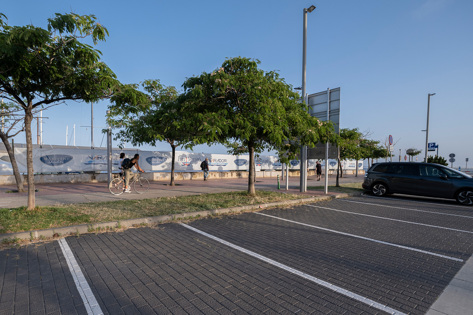 petreo-black-port-mataro-parking-breinco