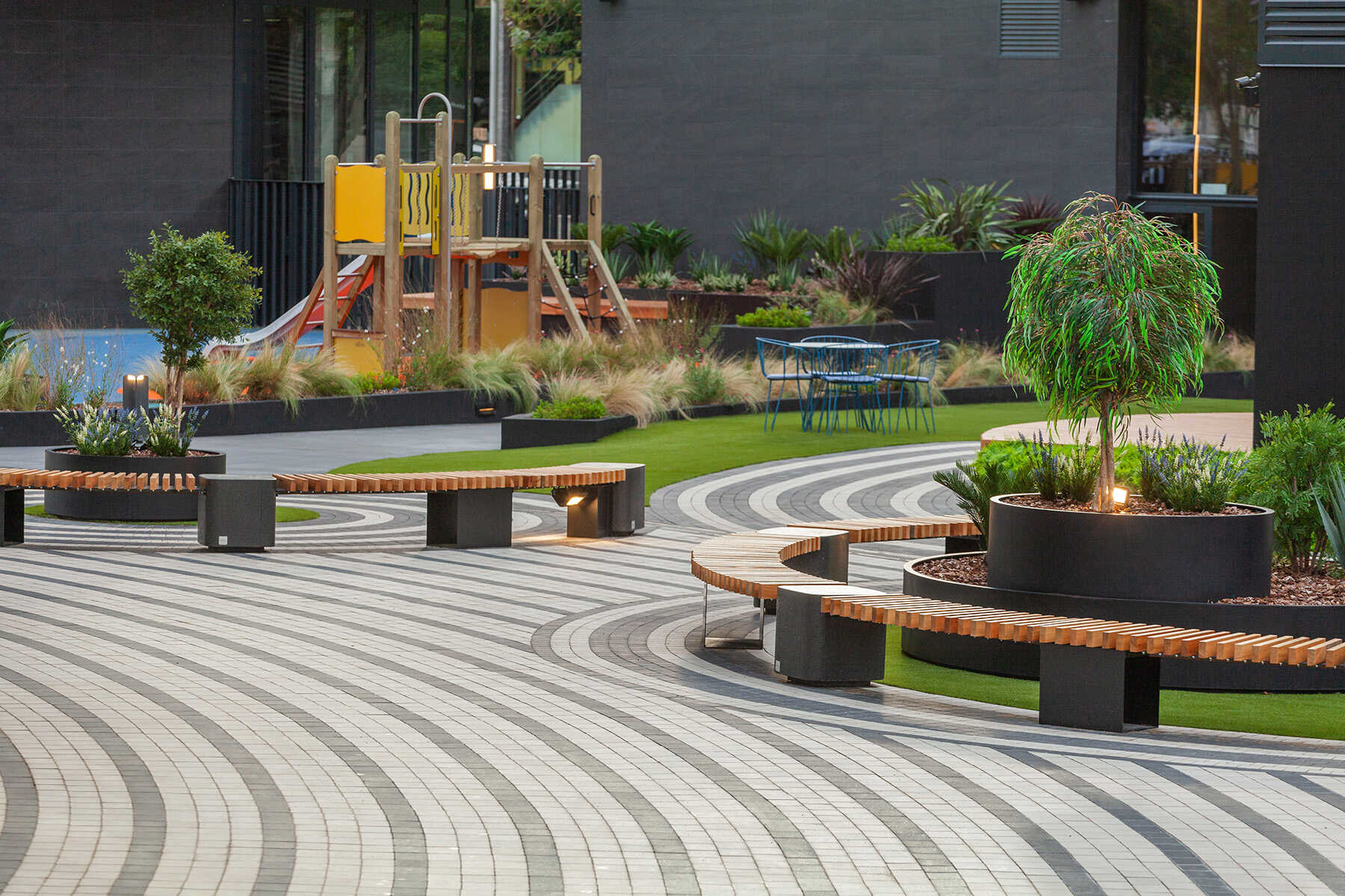 1-Square-puff-contract-black-can-batllo-sants-bcn-terana-black-metal-white