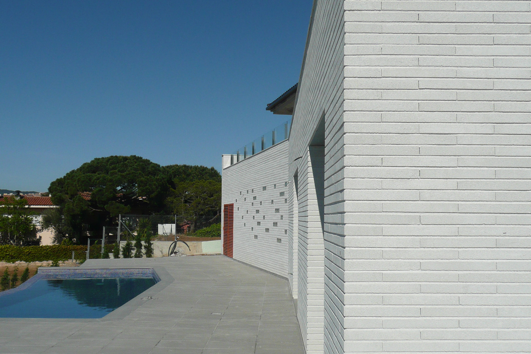 2-Landbrick-home-white-mataro