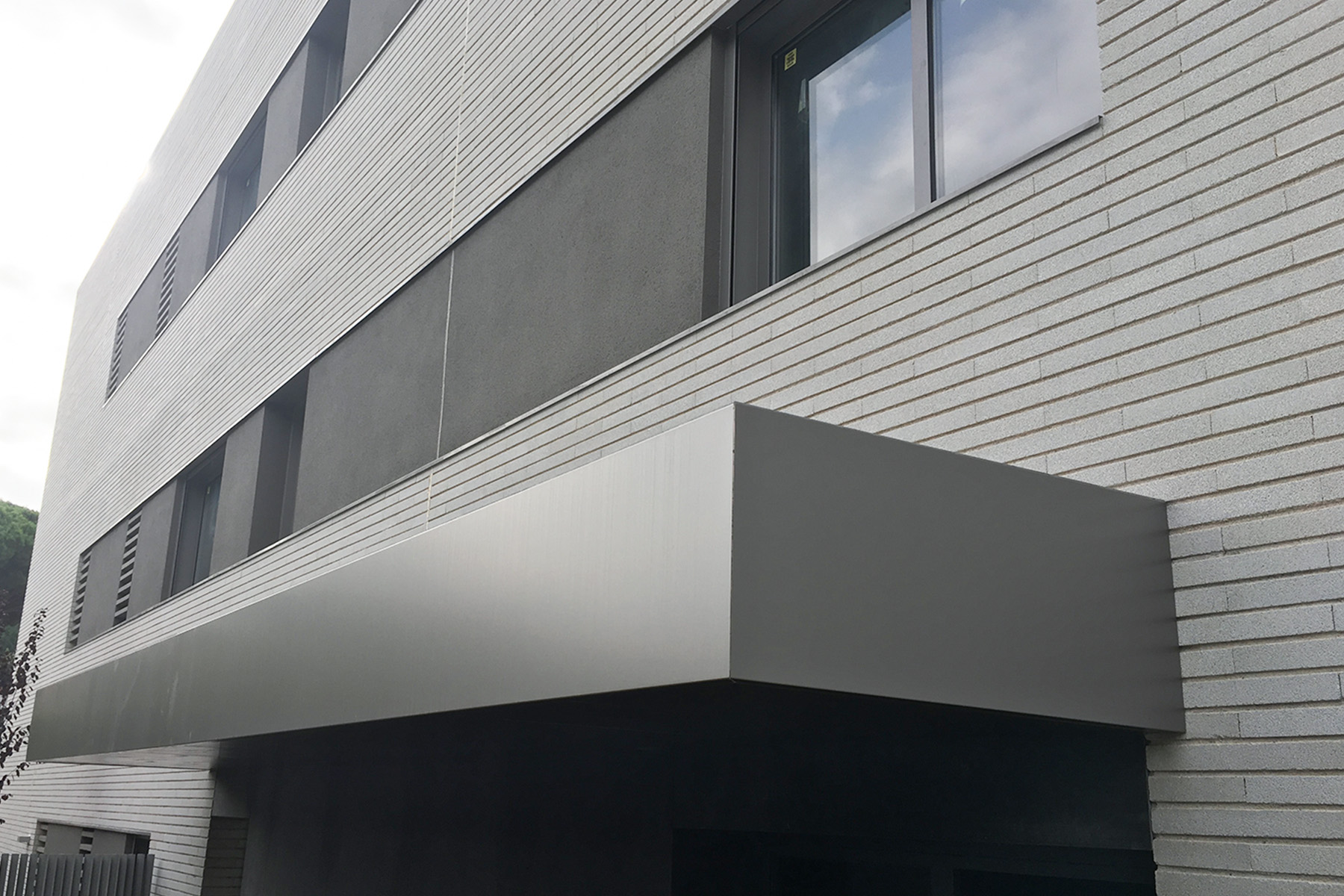 2-Landbrik-contract-white-tiana-carrer-montserrat-detail