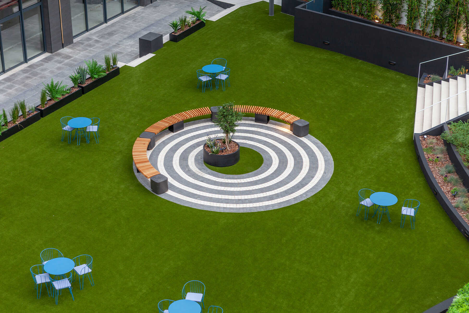 2-Square-puff-contract-black-can-batllo-sants-bcn-terana-black-metal-white