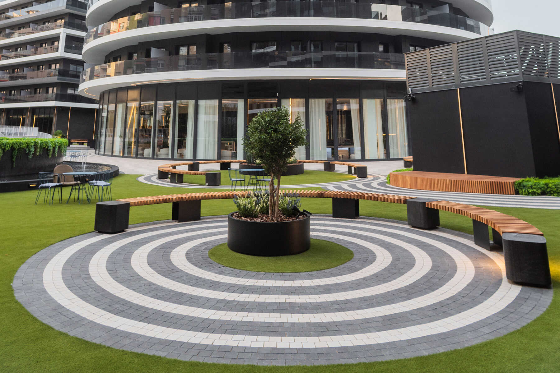 3-Square-puff-contract-black-can-batllo-sants-bcn-terana-black-metal-white