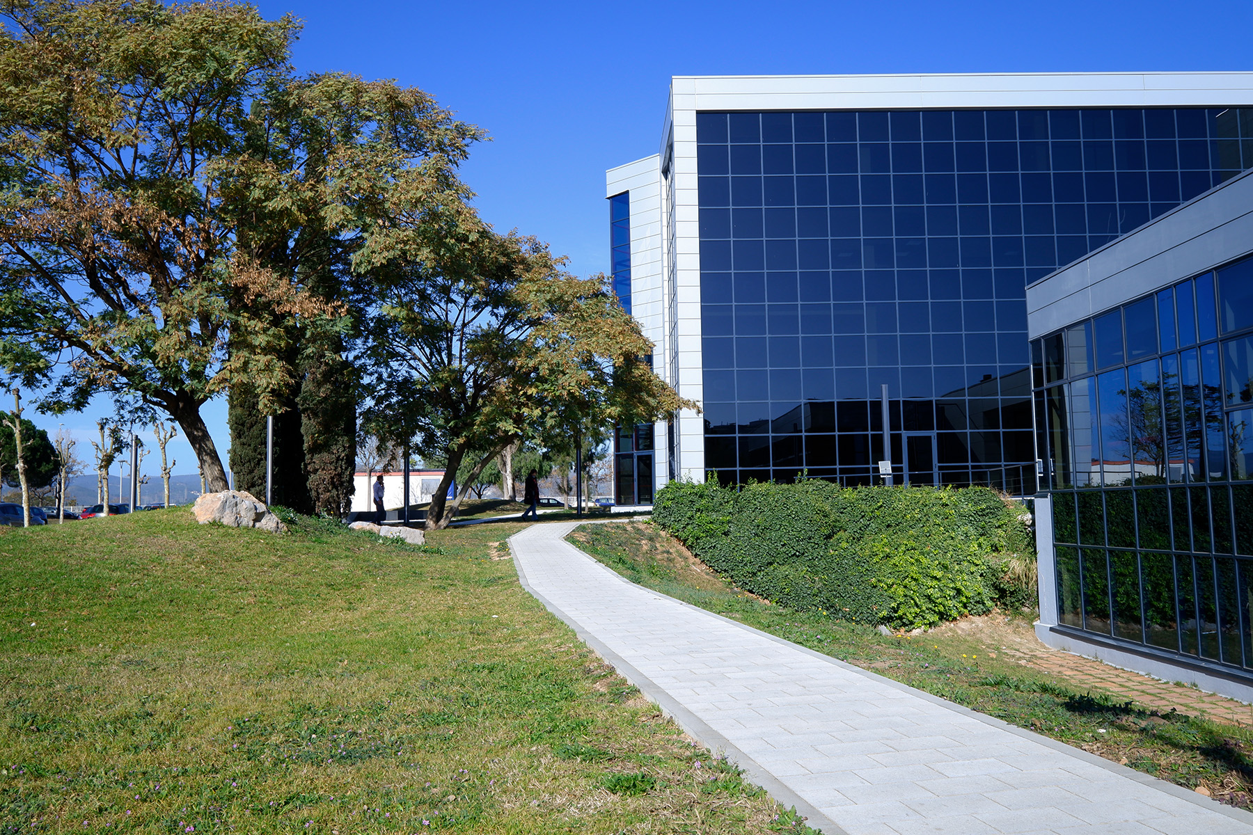 5-Ishi-contract-white-edifici-mas-blau-Prat-llobregat-bcn-bordillo