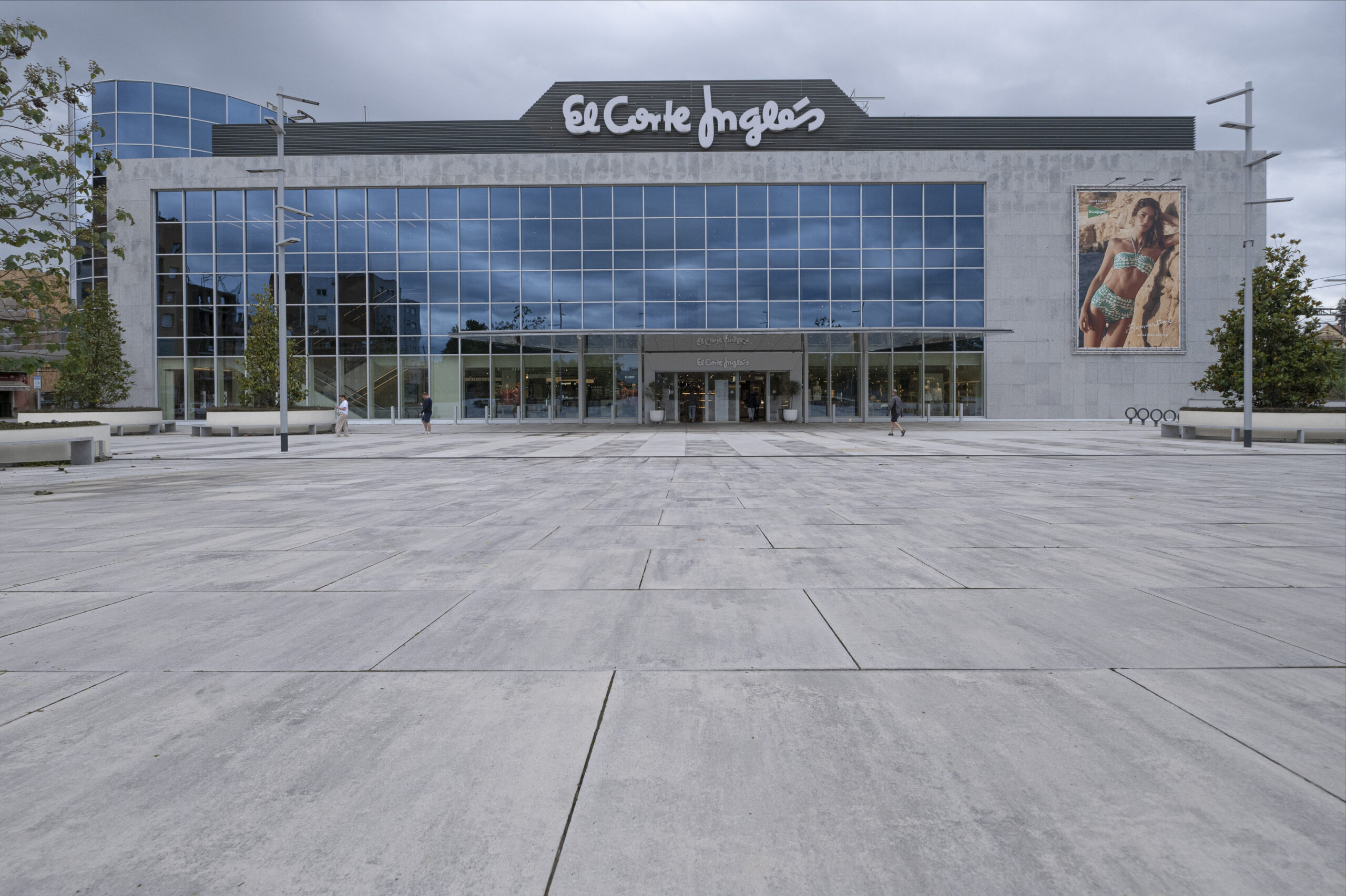 Gran-llosa-vulcano-contract-ceniza-corte-ingles-girona-centre