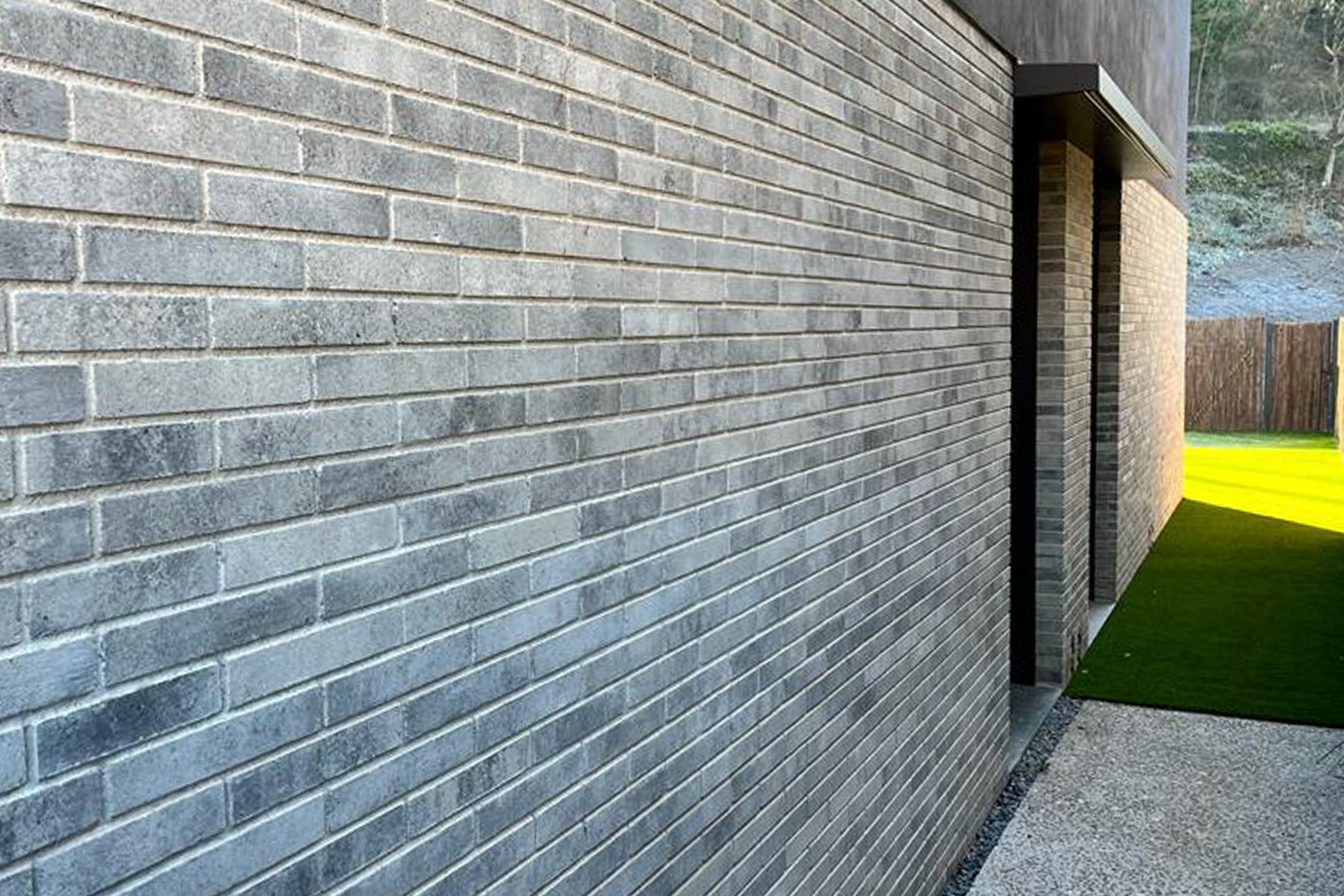 Land-brick-home-ceniza-olot-detail