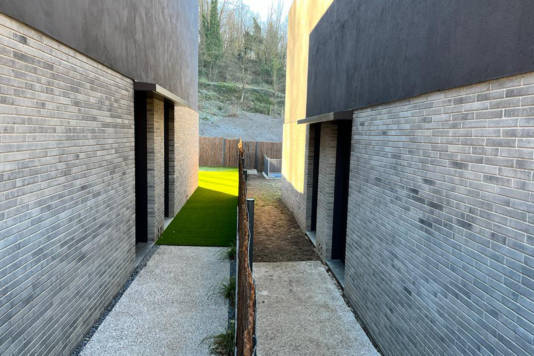 Land-brick-home-ceniza-olot-girona