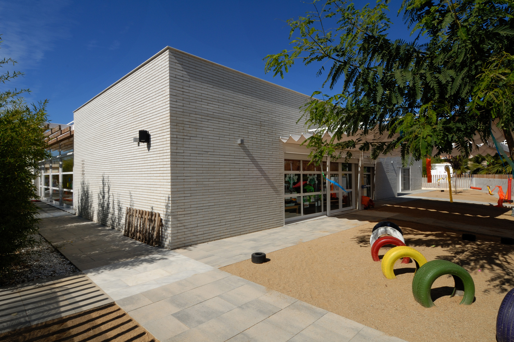 Landbrik-contract-white-guarderia-altafulla-llosa-vulcano