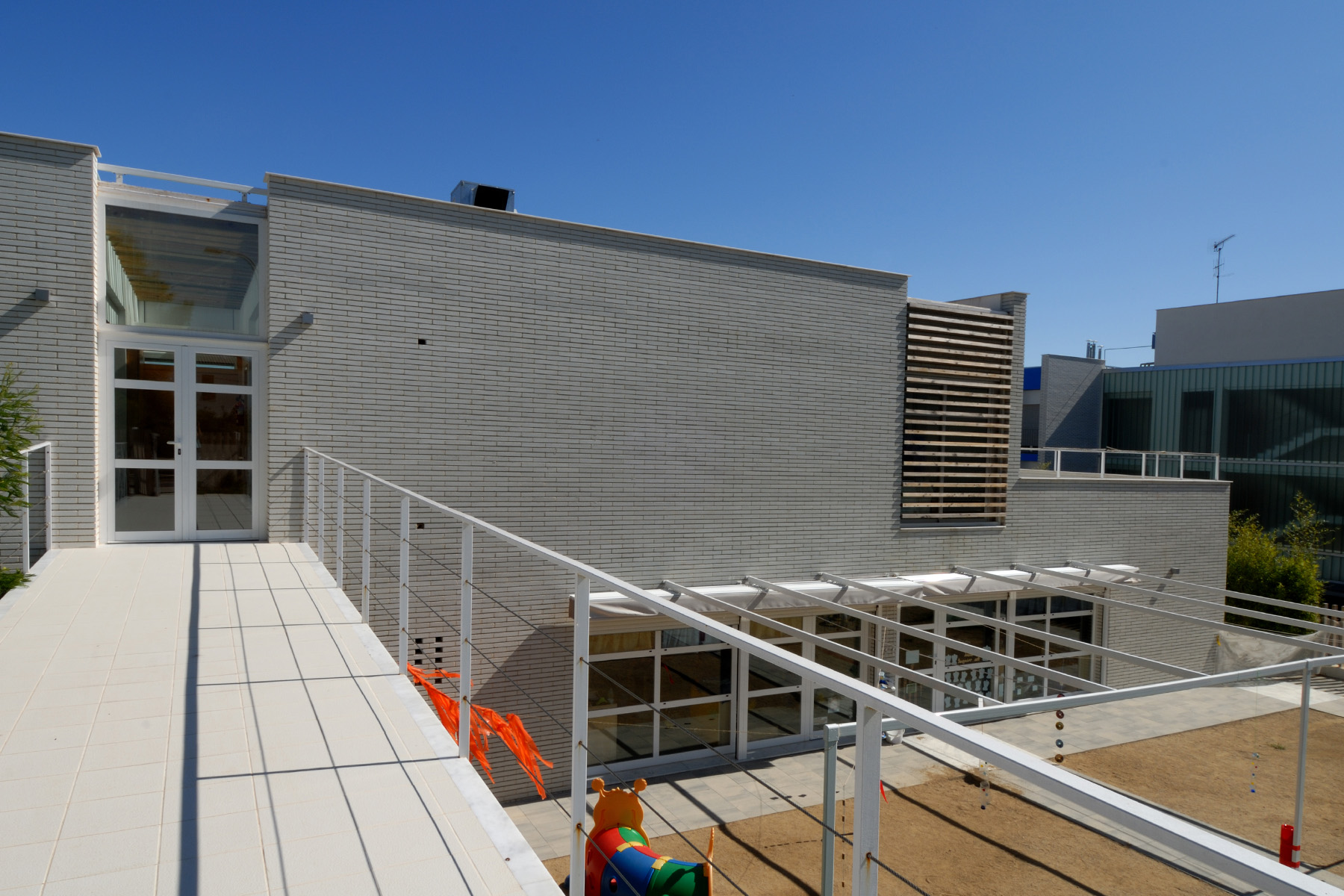 Landbrik-contract-white-llosa-vulcano-guarderia-altafulla-desierto-playa