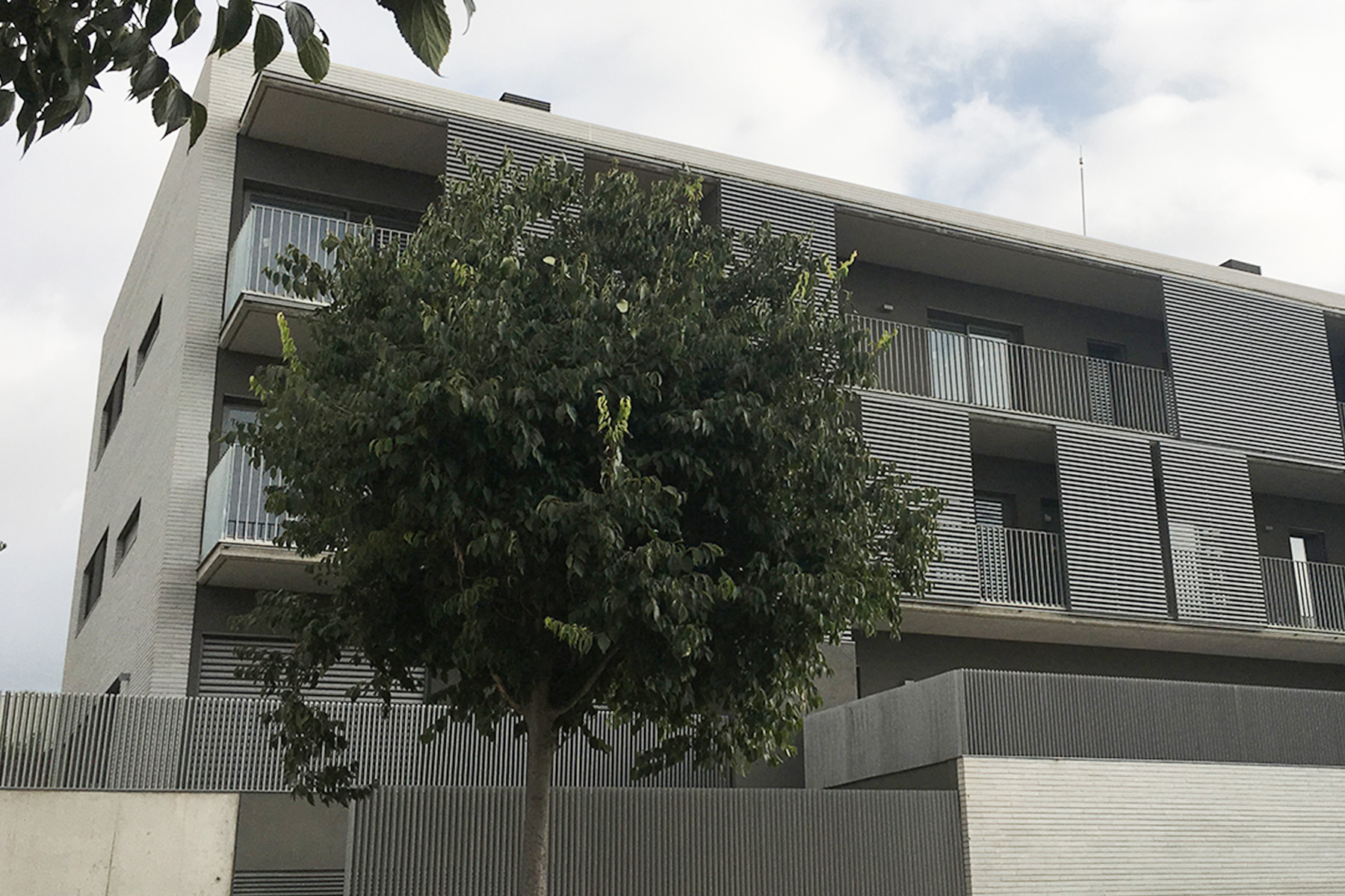 Landbrik-contract-white-tiana-carrer-montserrat-detail