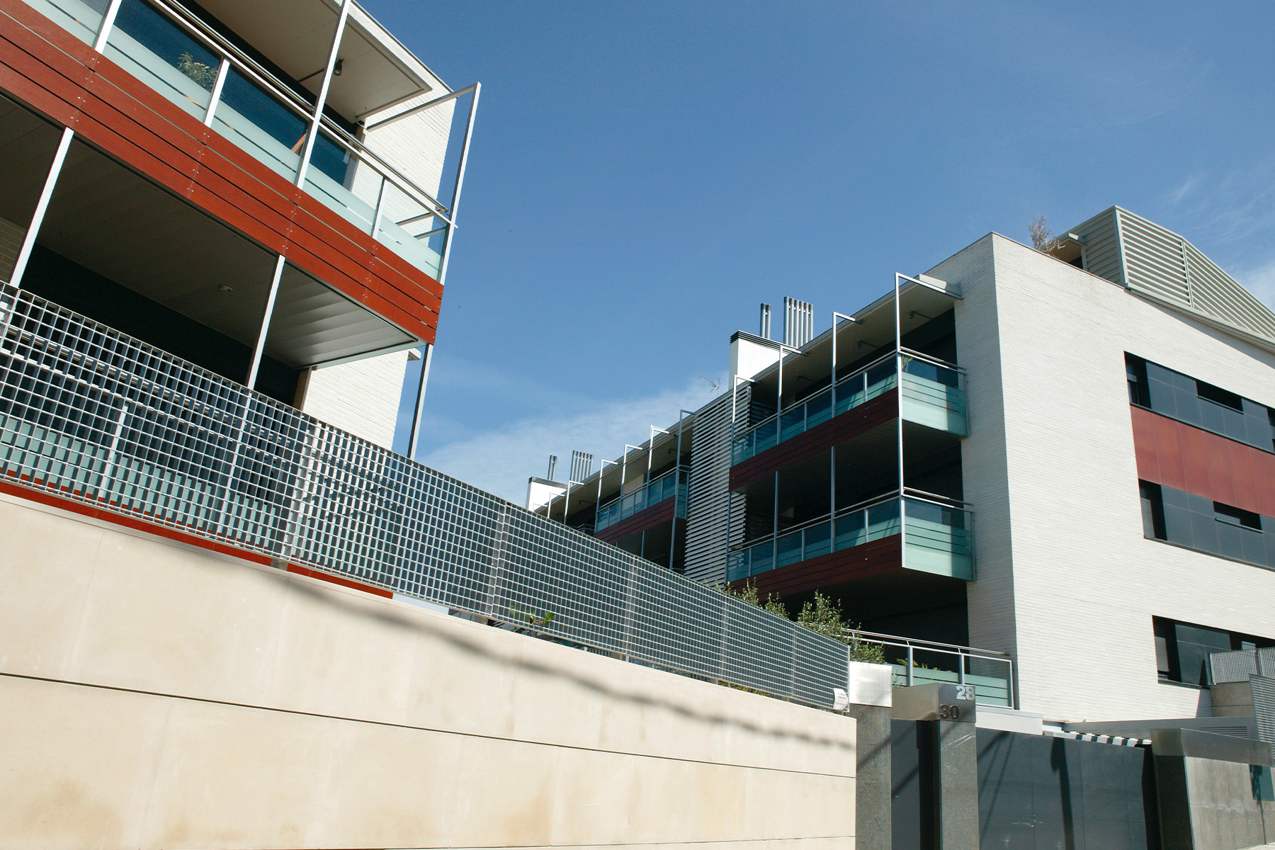 Landbrik-contract-white-tiana-carrer-montserrat