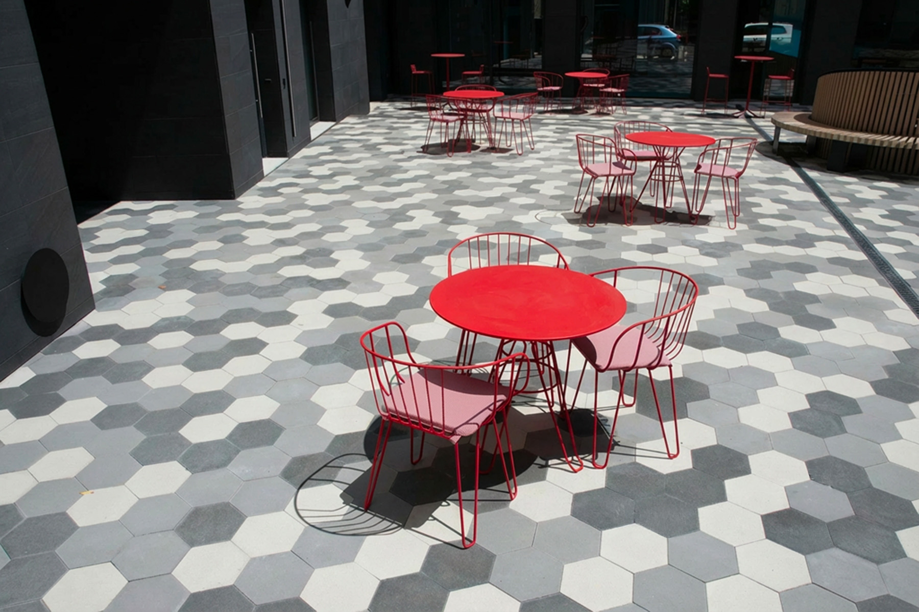 Llosa-nano-detail-white-black-metal-standard-breinco-bcn