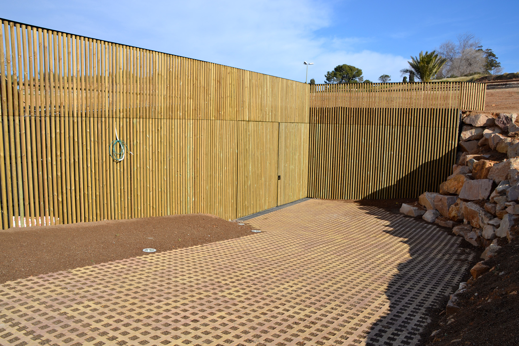 Llosa-trama-contract-desierto-montjuic-pavement-breinco