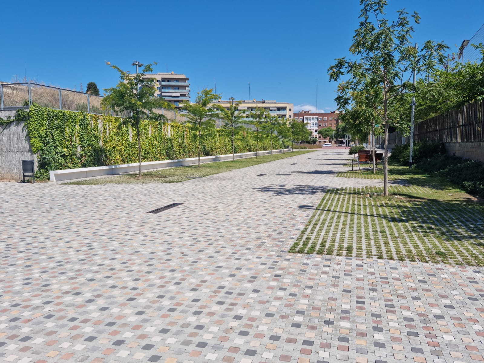 Llosa-trama-square-taco-Casernes-sant-andreu-barcelona-junta-verde