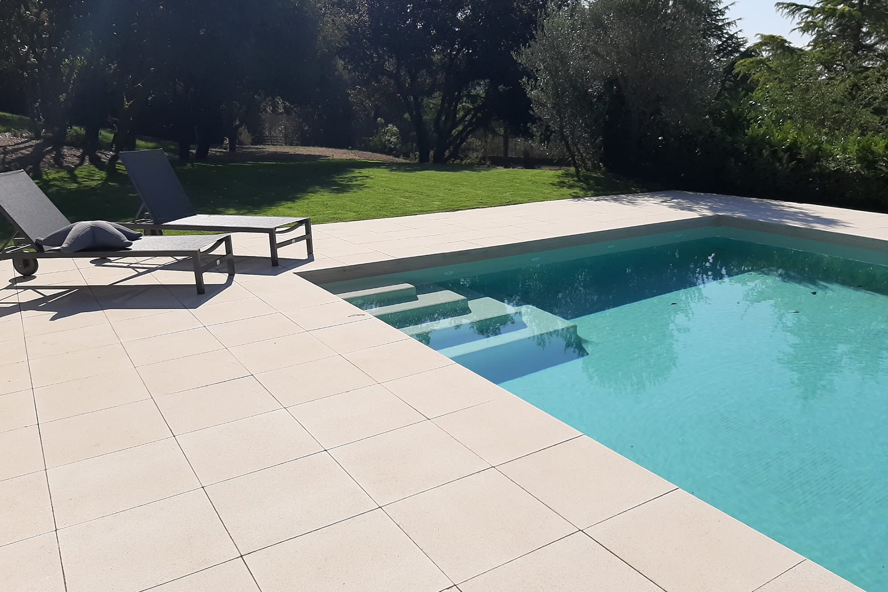 Llosa-vulcano-pool-home-white-aigua-bcn