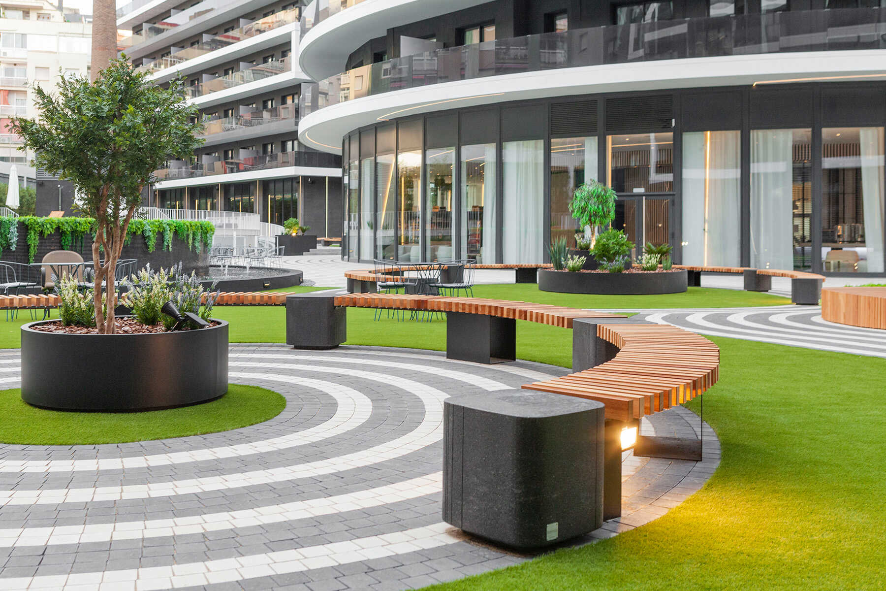 Square-puff-contract-black-can-batllo-sants-bcn-terana-black-metal-white