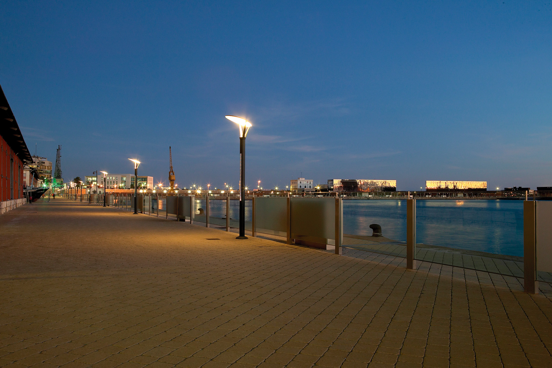 Tegula-port-yellow-port-de-tarragona-night