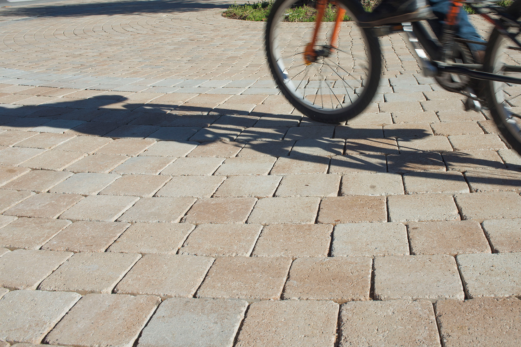 Tegula-square-marfil-tona-plaza-horta-barcelona