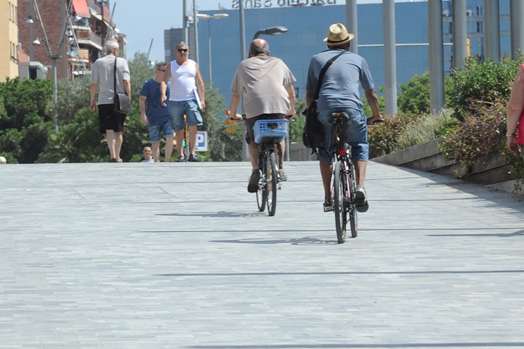Terana-street-ceniza-bcn-sants-airclean-square-breinco-pavement-peatones