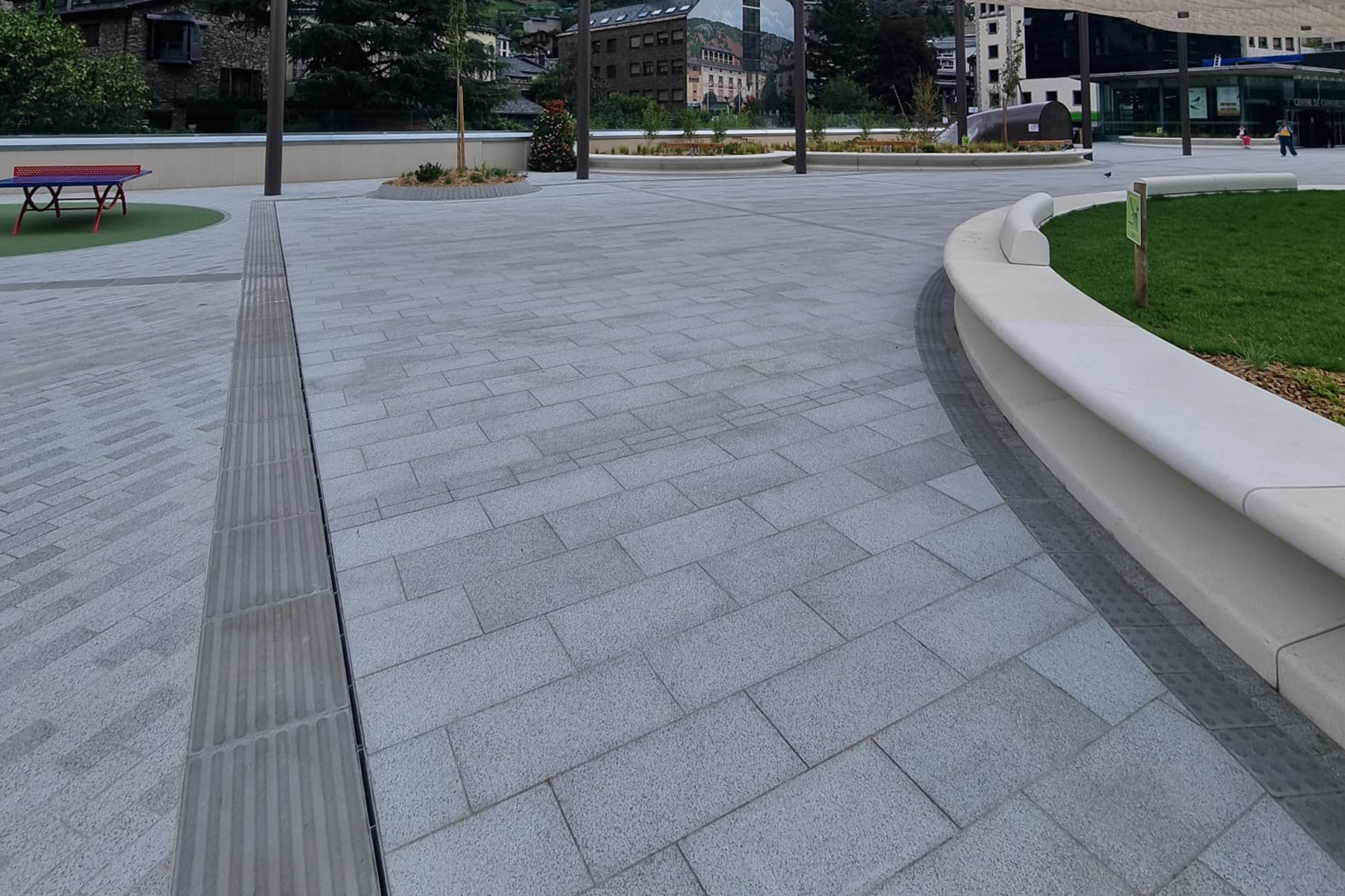 andorra-plaça-del-poble-llosa-vulcano-tactile--warning-breinco