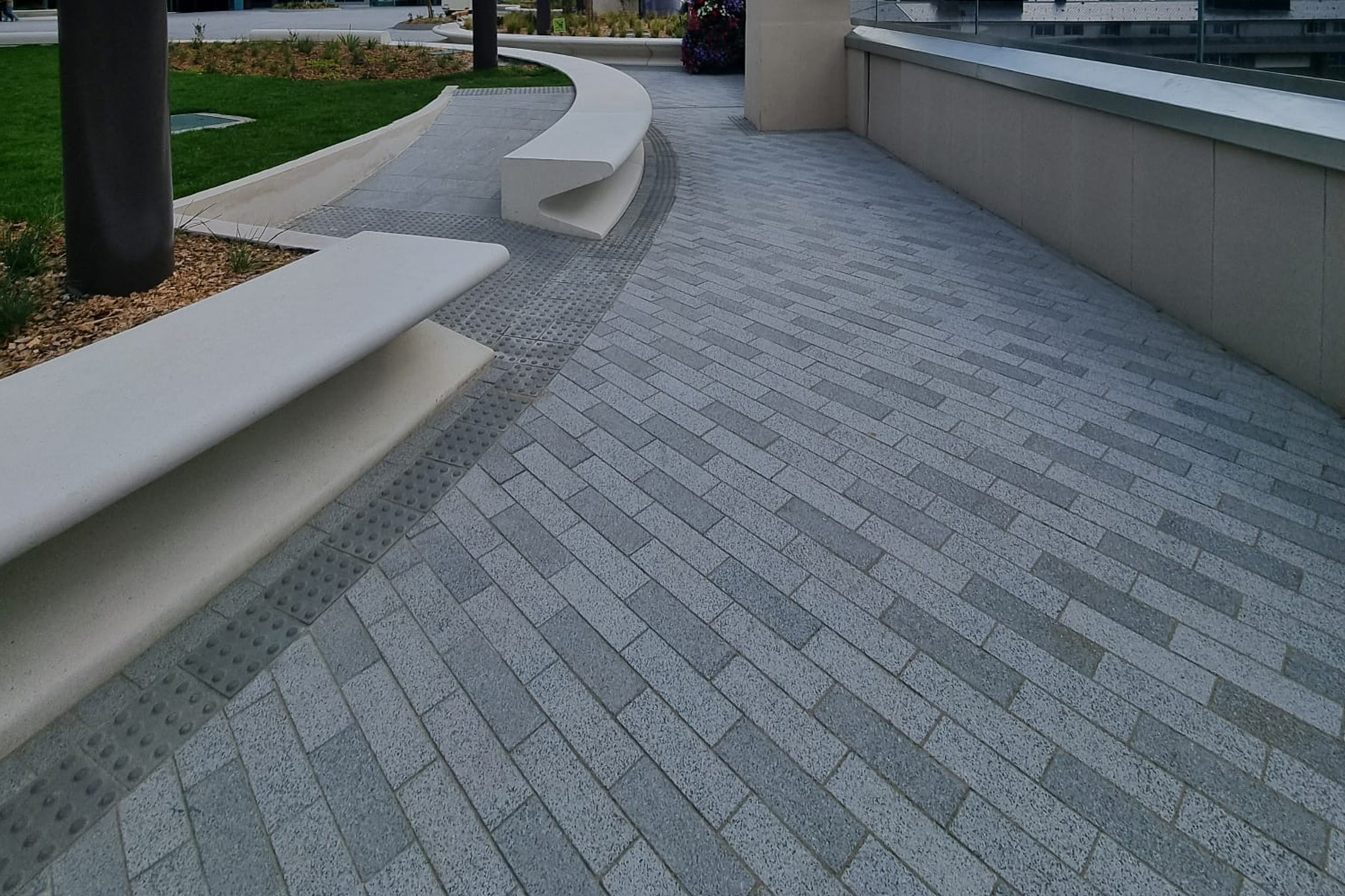 andorra-plaça-del-poble-llosa-vulcano-tactile-warning-crossing