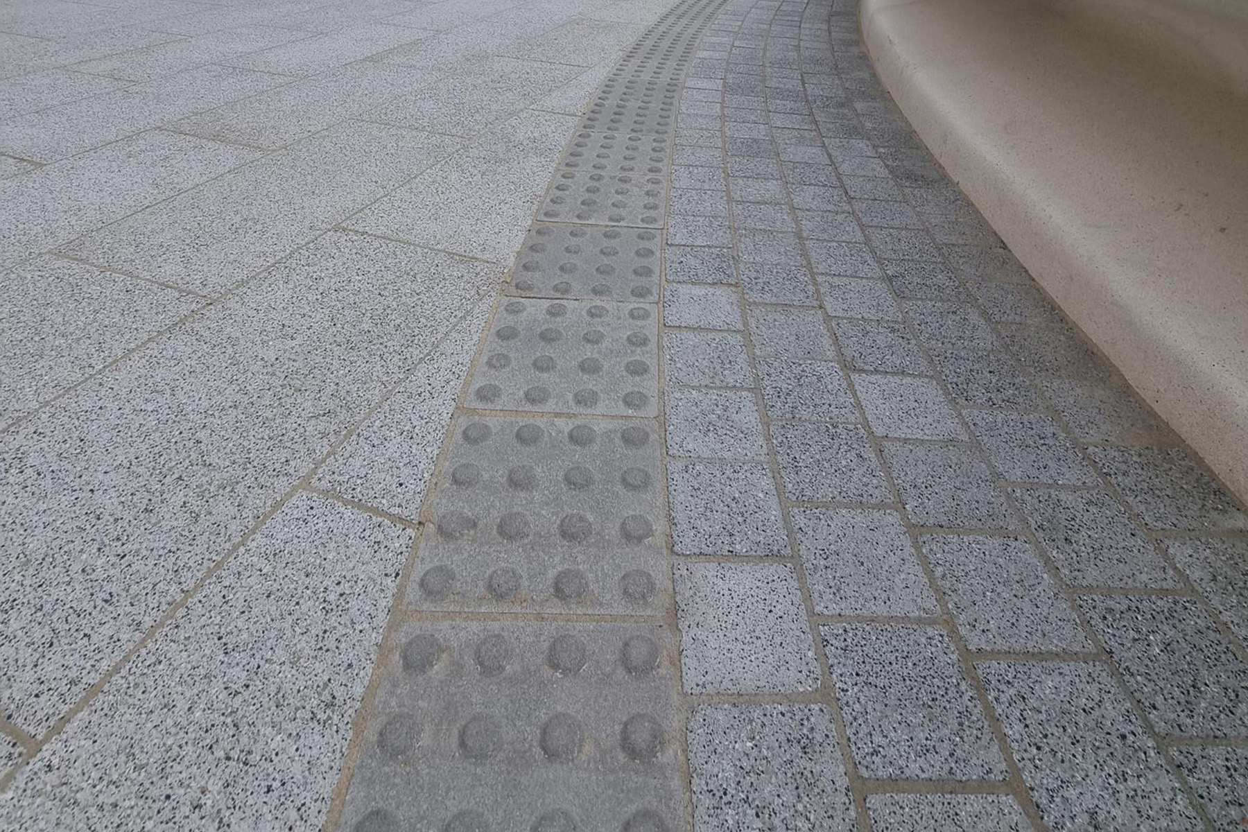 andorra-plaça-del-poble-programa-natural-granit-llosa-vulcano-tactile-breinco-5