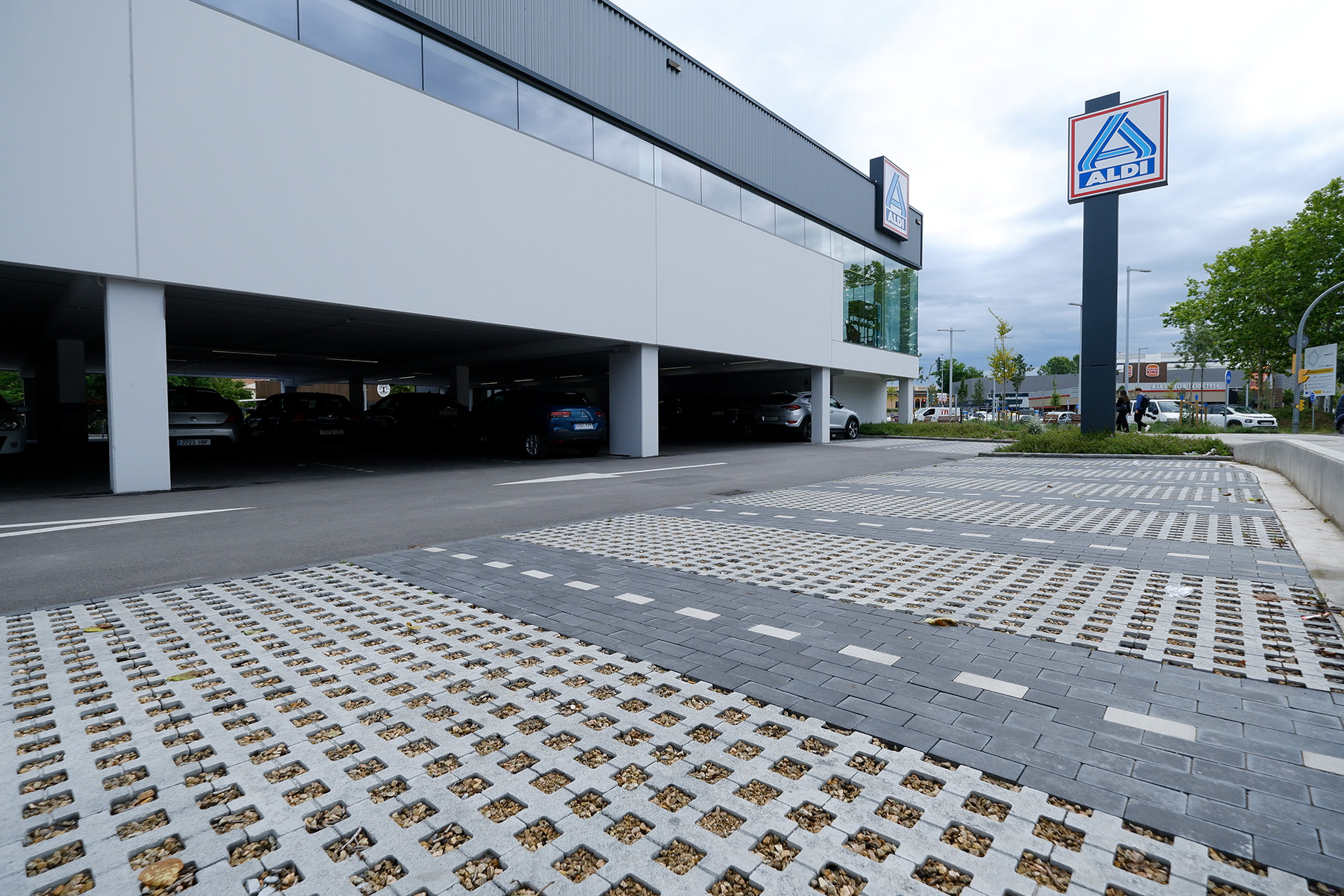 llosa-trama-entrada-aldi-girona-breinco