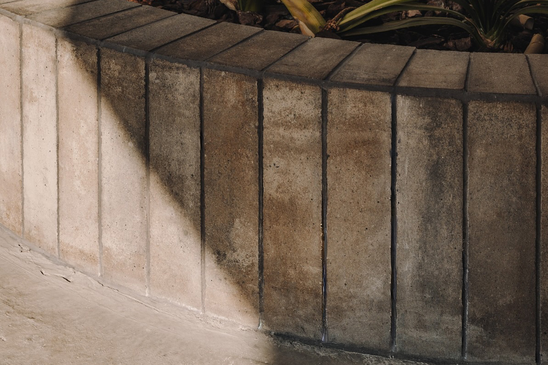 llosa-vulcano-revestida-pared-breinco-pavimento-intercambiador-elche