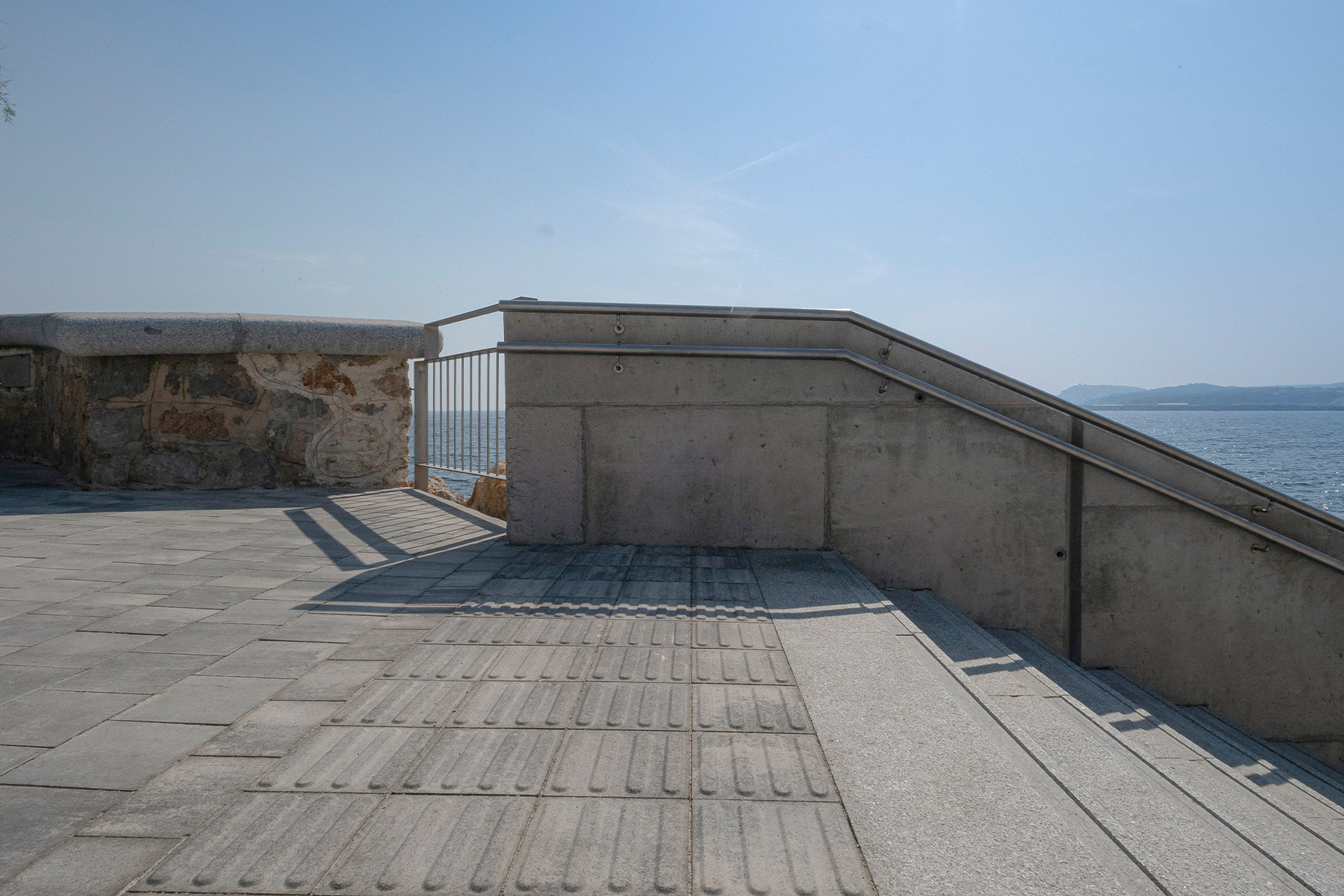 paseo-escala-girona-pavimentos-tactile-crossing