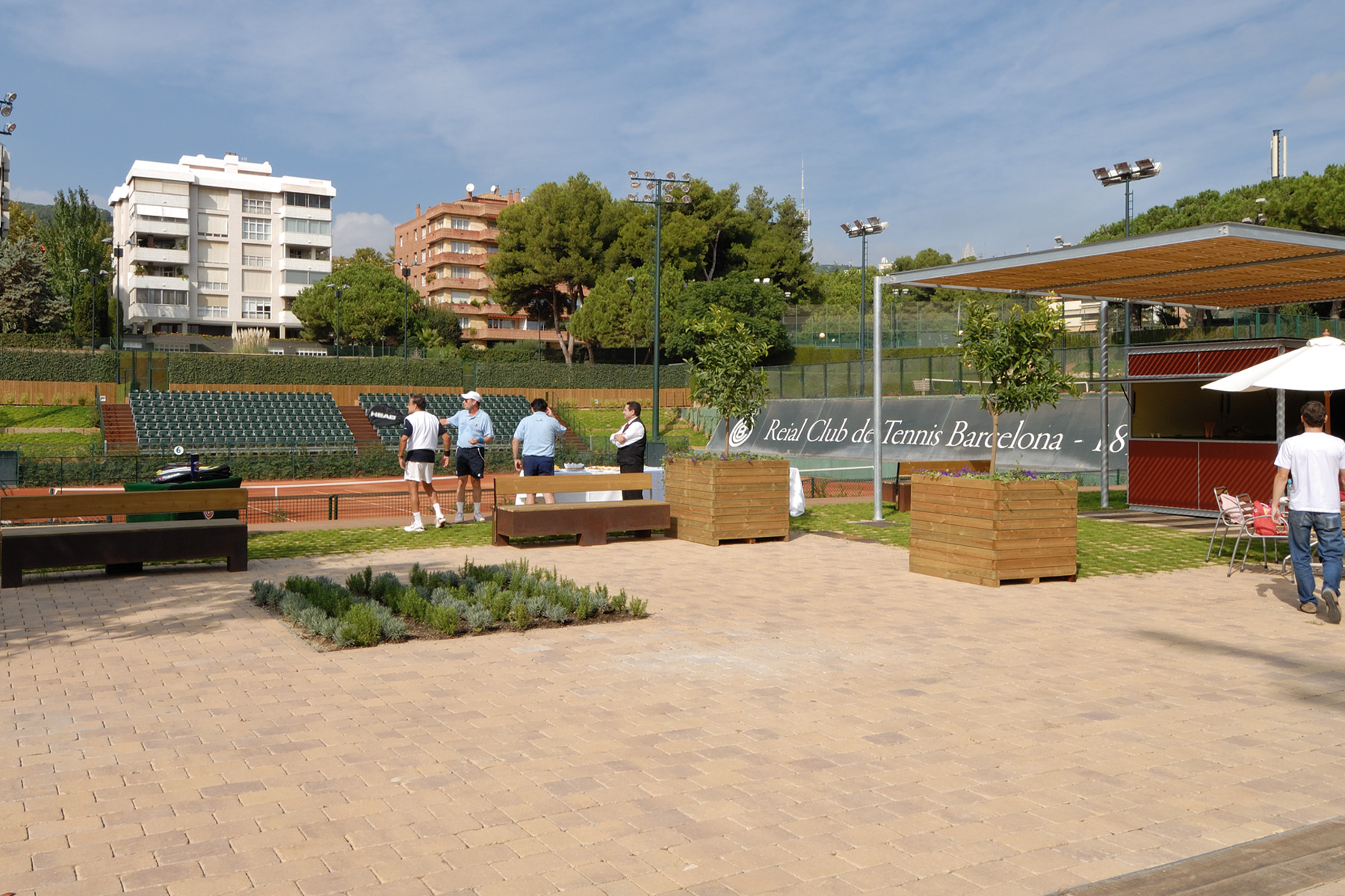 pavement-Tegula-contract-desierto-Real-Club-Tenis-barcelona-park