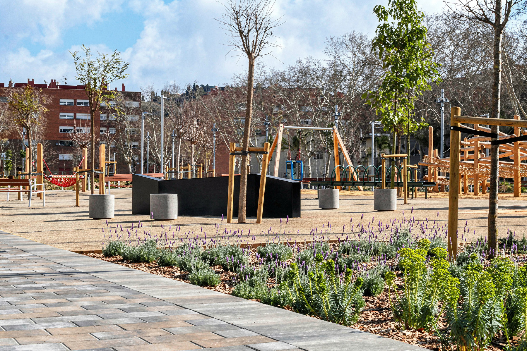 urbanització-parc-tretze-roses-barri-marina-prat-vermell-barcelona-llosa-vulcano-arena